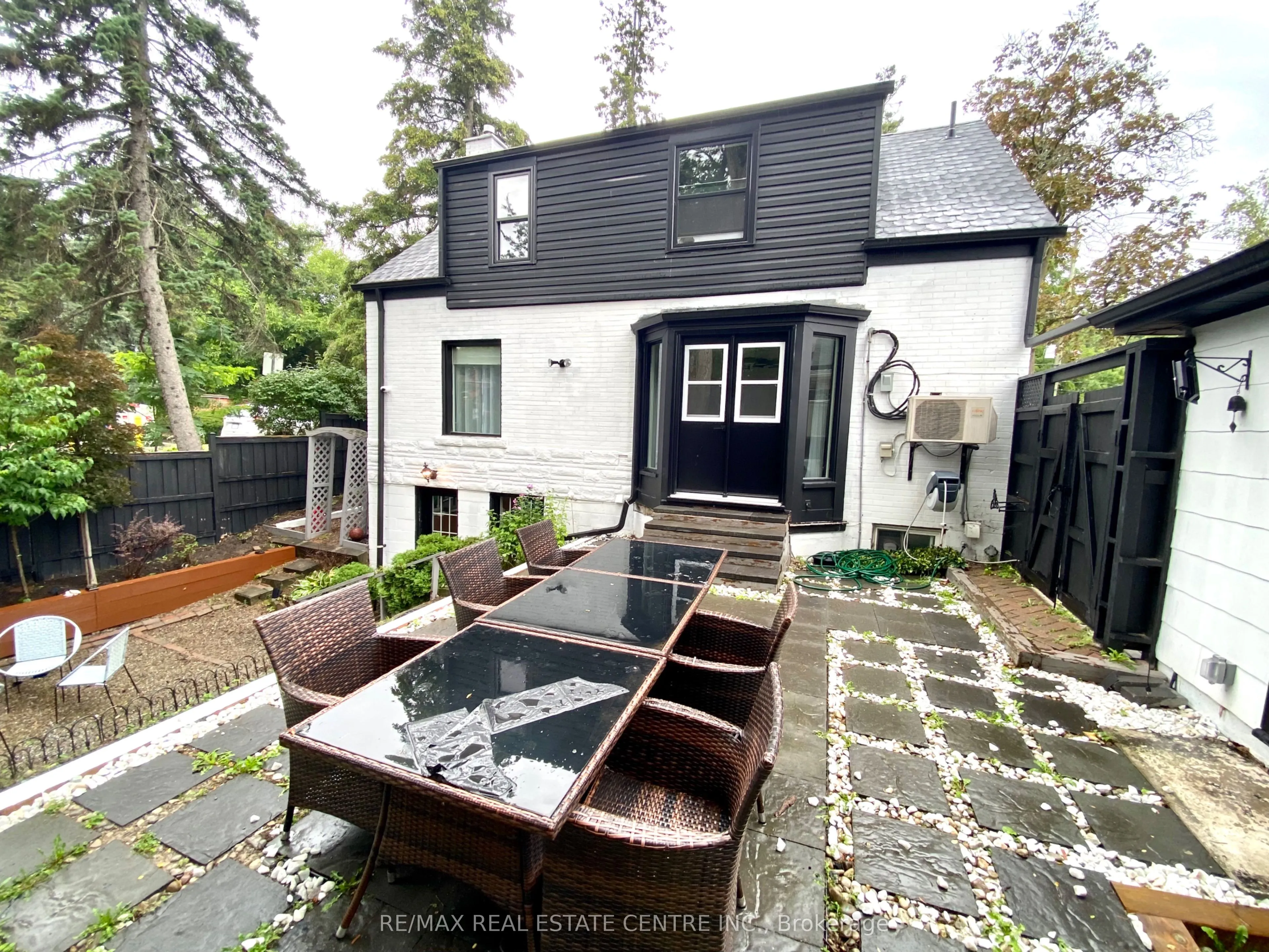 21 John Street E