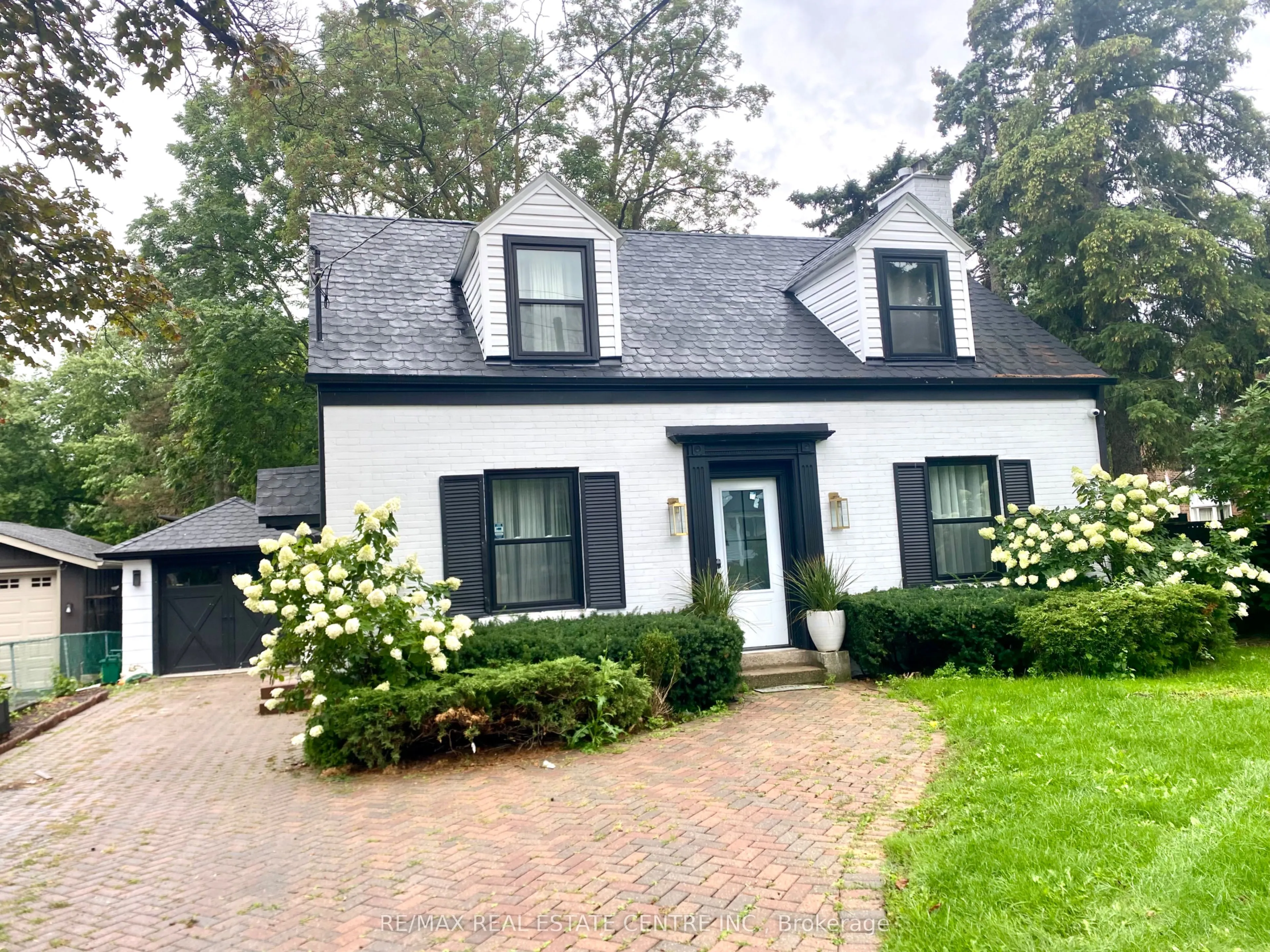 21 John Street E