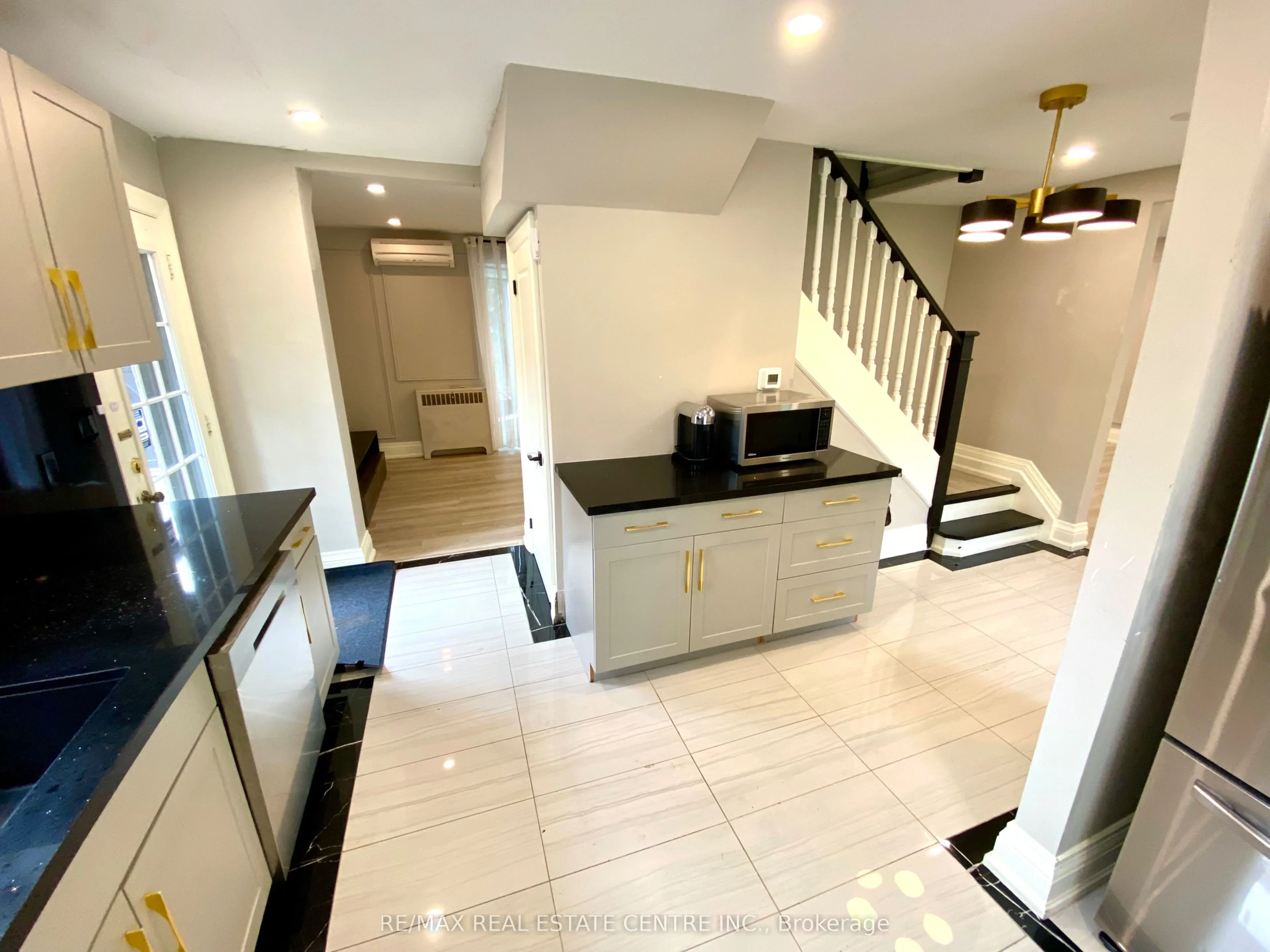 21 John Street E