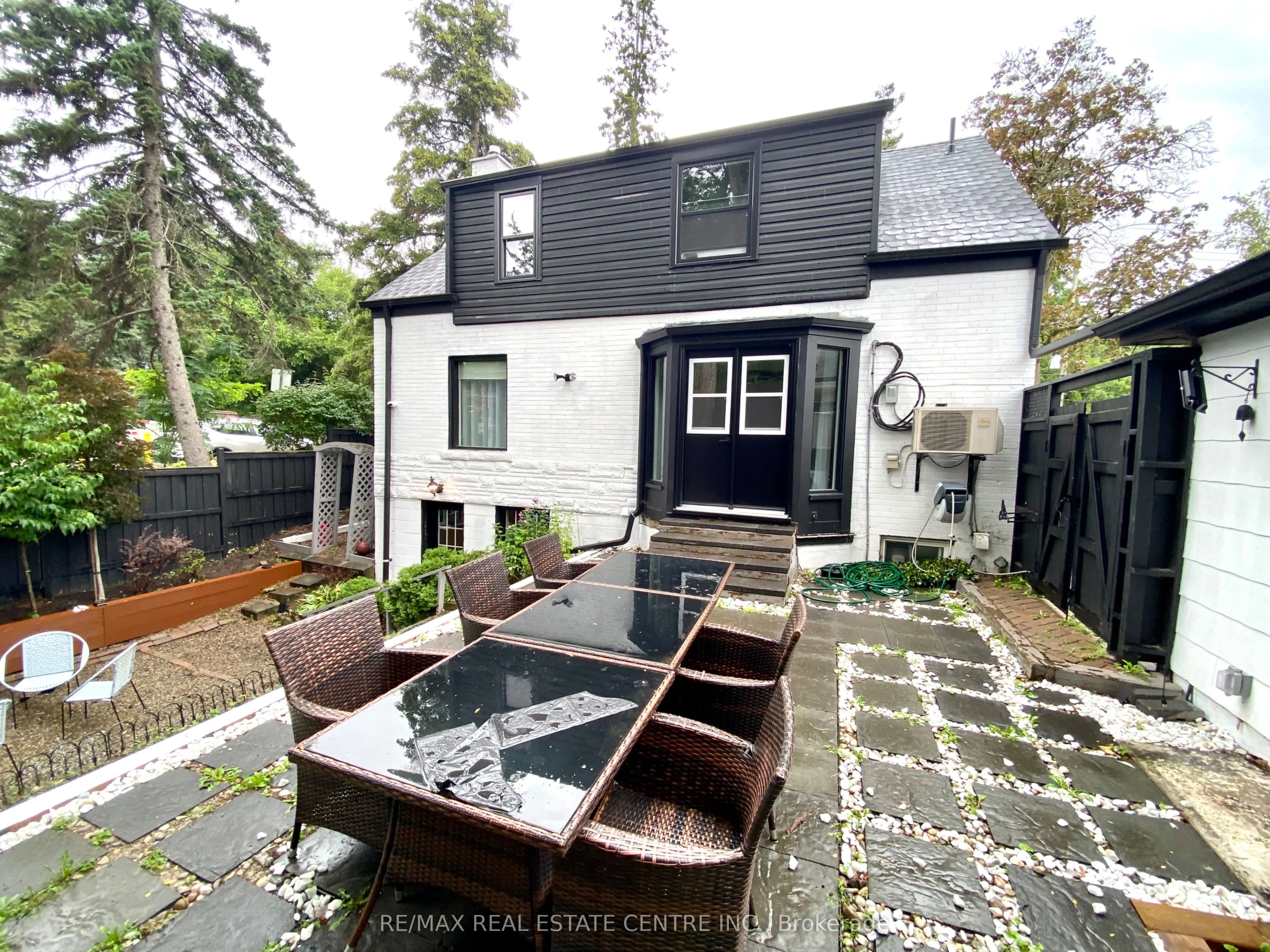 21 John Street E