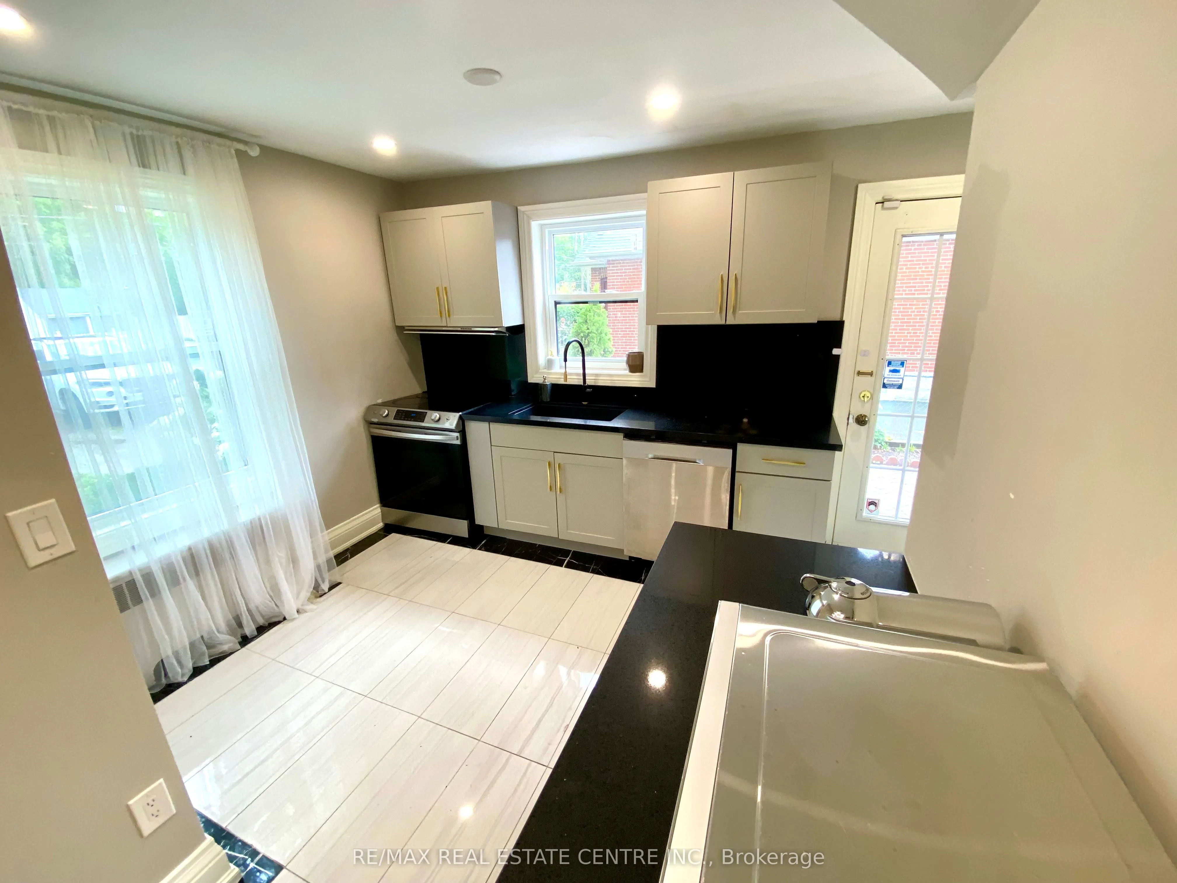 21 John Street E