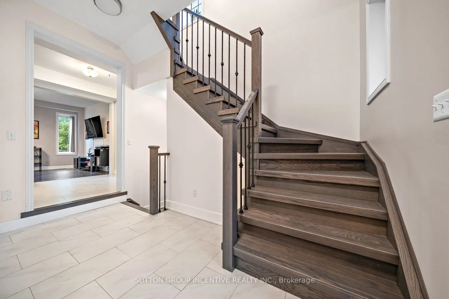 105 COLLIER Crescent
