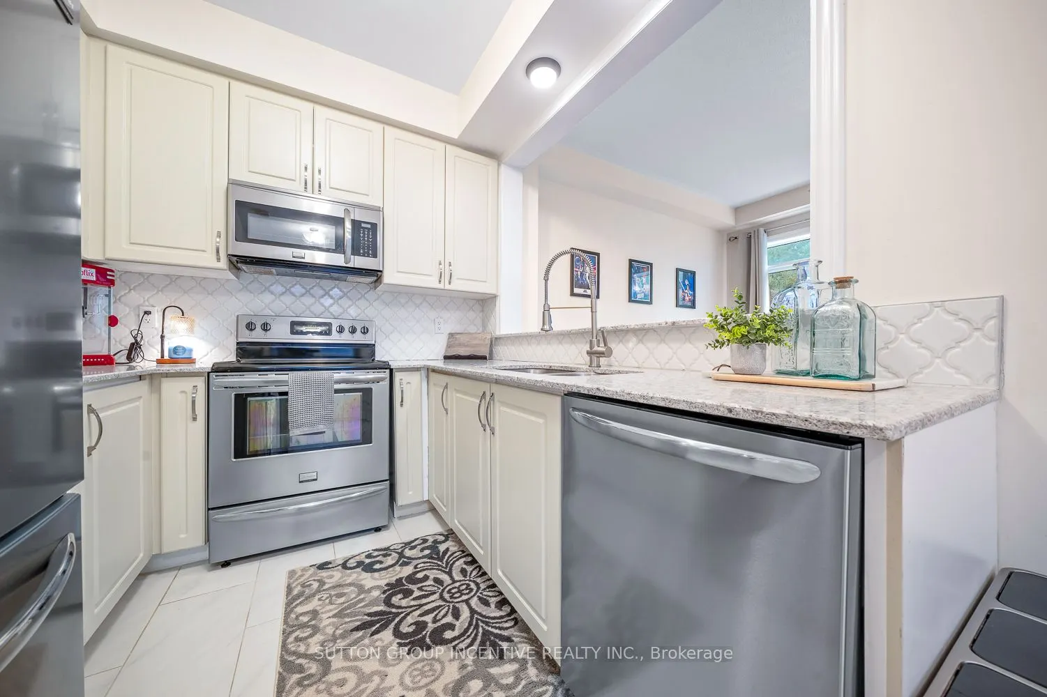 105 COLLIER Crescent