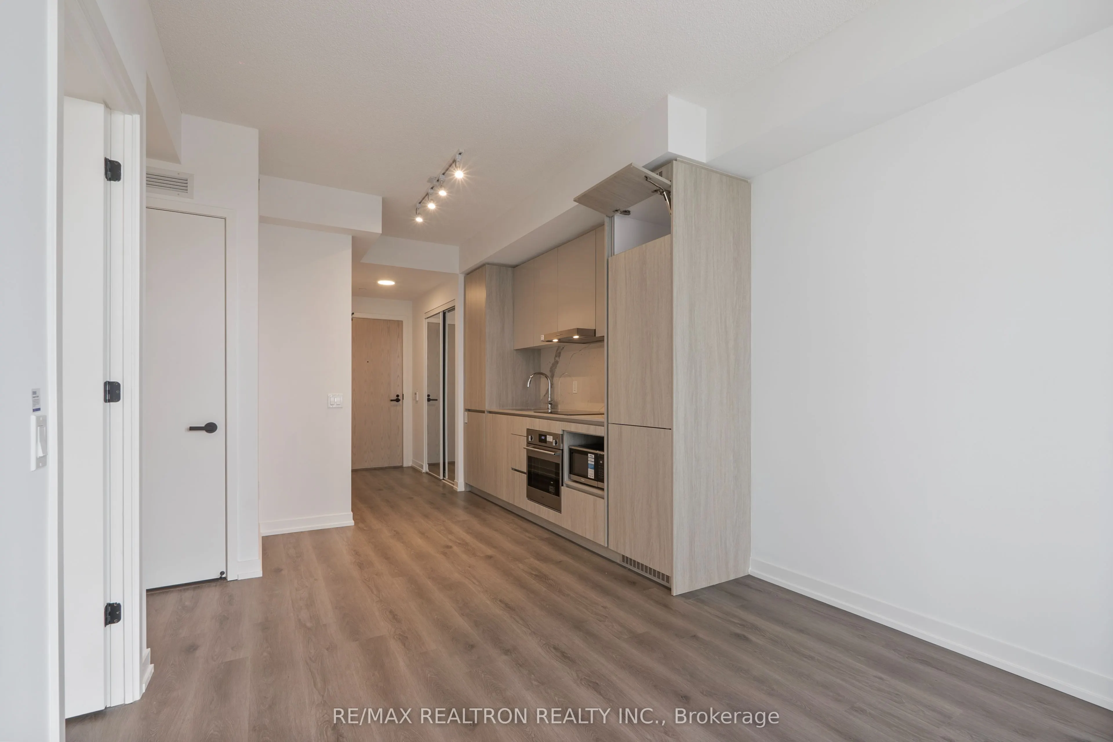28 Interchange Way, #16