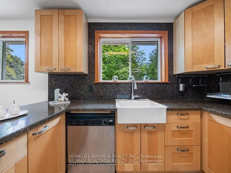 95 Murray Drive S