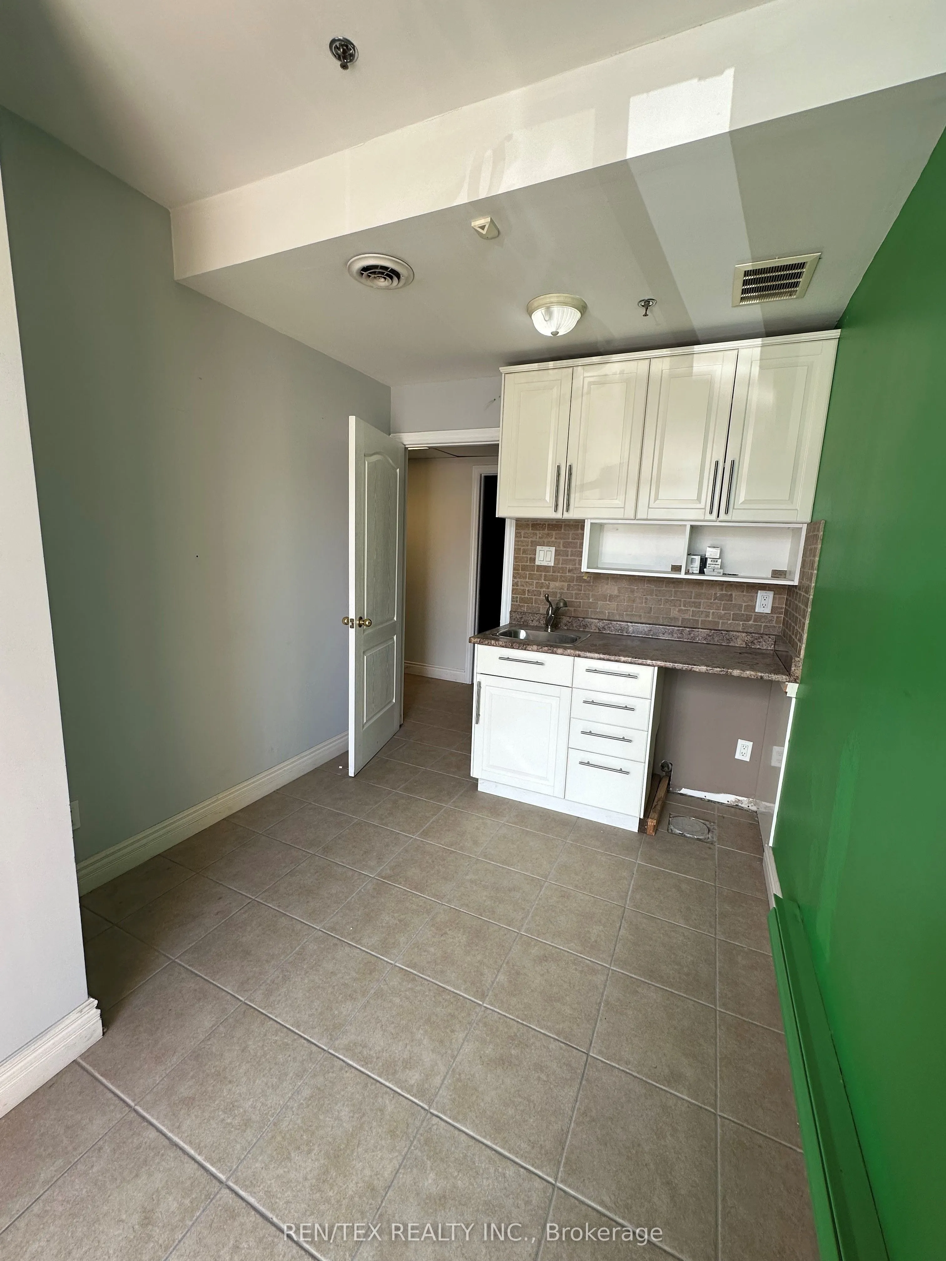 320 Hanlan Road, #20