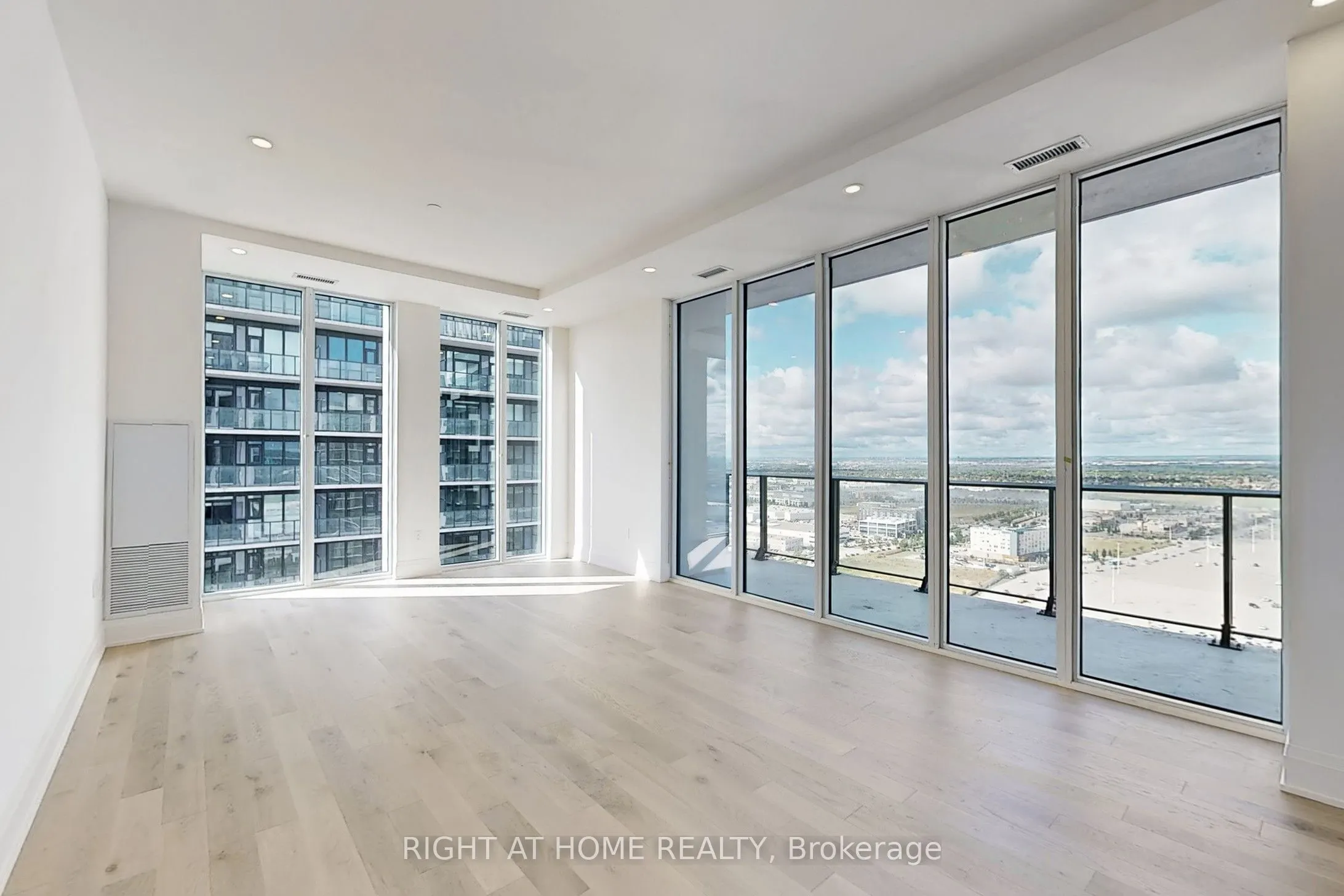 8960 Jane Street, #LPH106