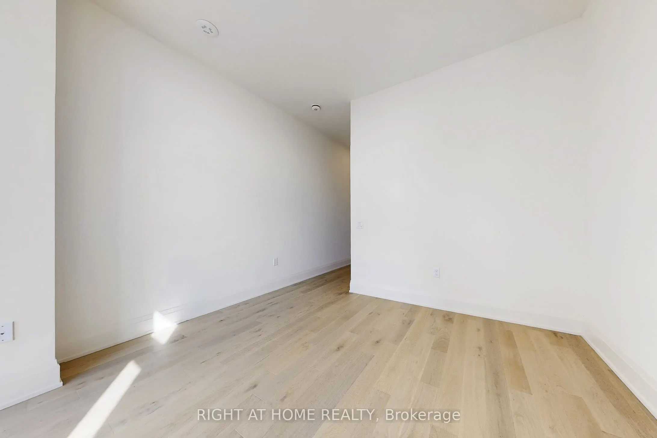 8960 Jane Street, #LPH106
