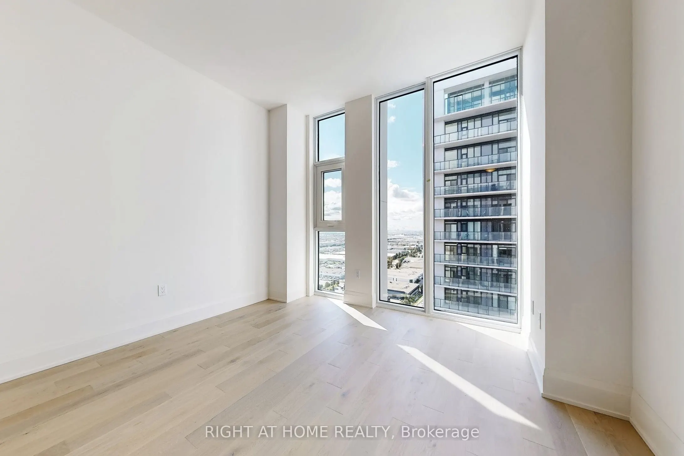 8960 Jane Street, #LPH106