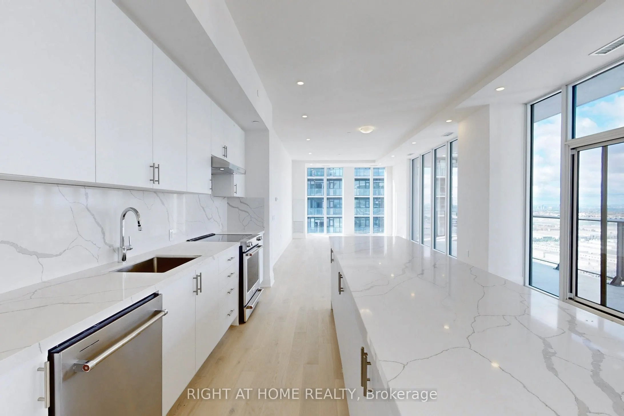 8960 Jane Street, #LPH106