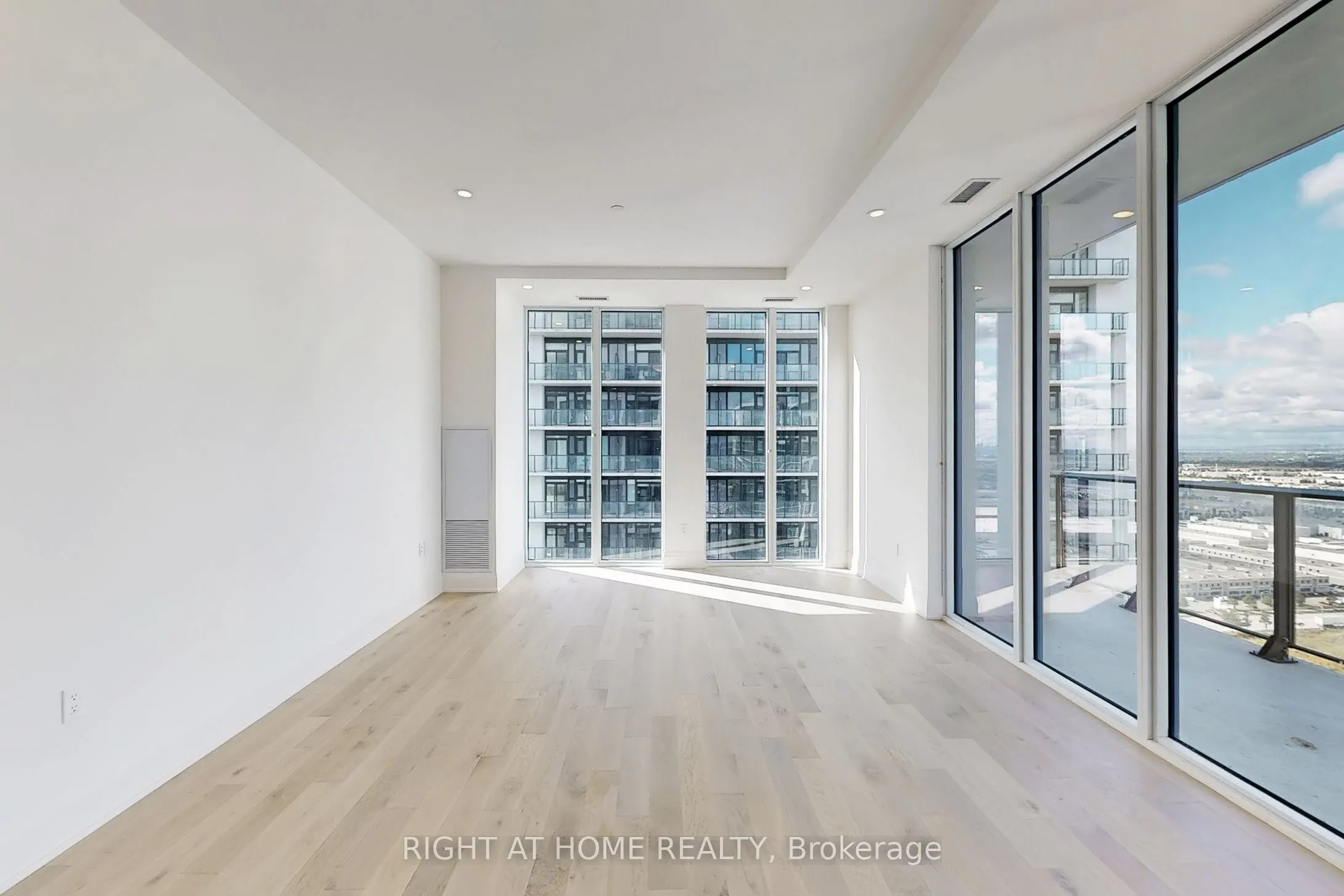 8960 Jane Street, #LPH106