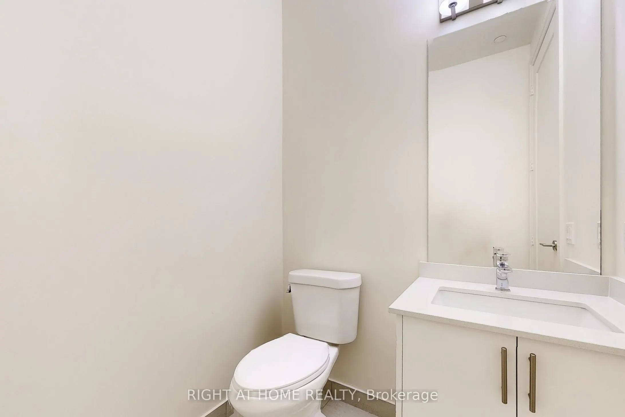8960 Jane Street, #LPH106