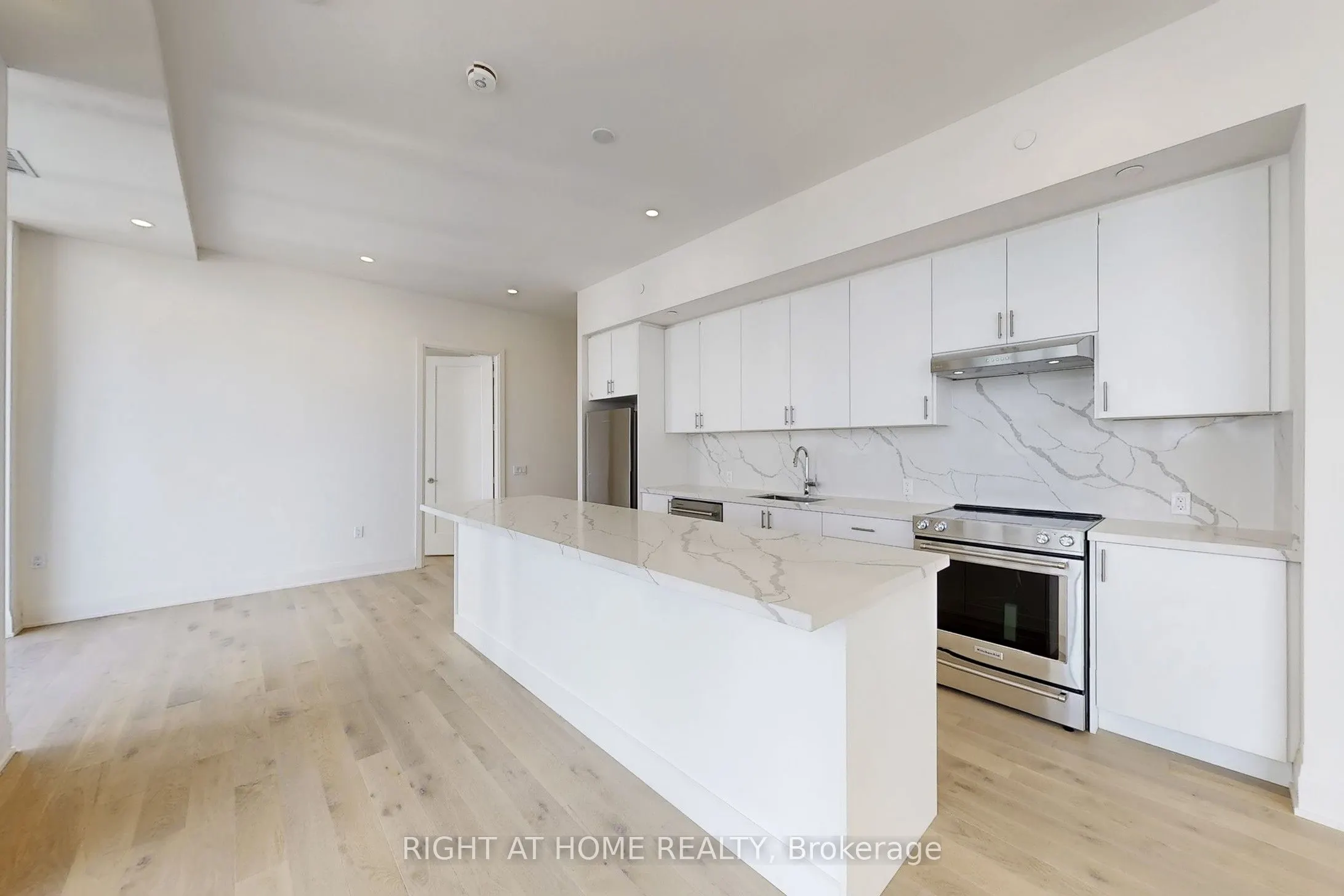 8960 Jane Street, #LPH106