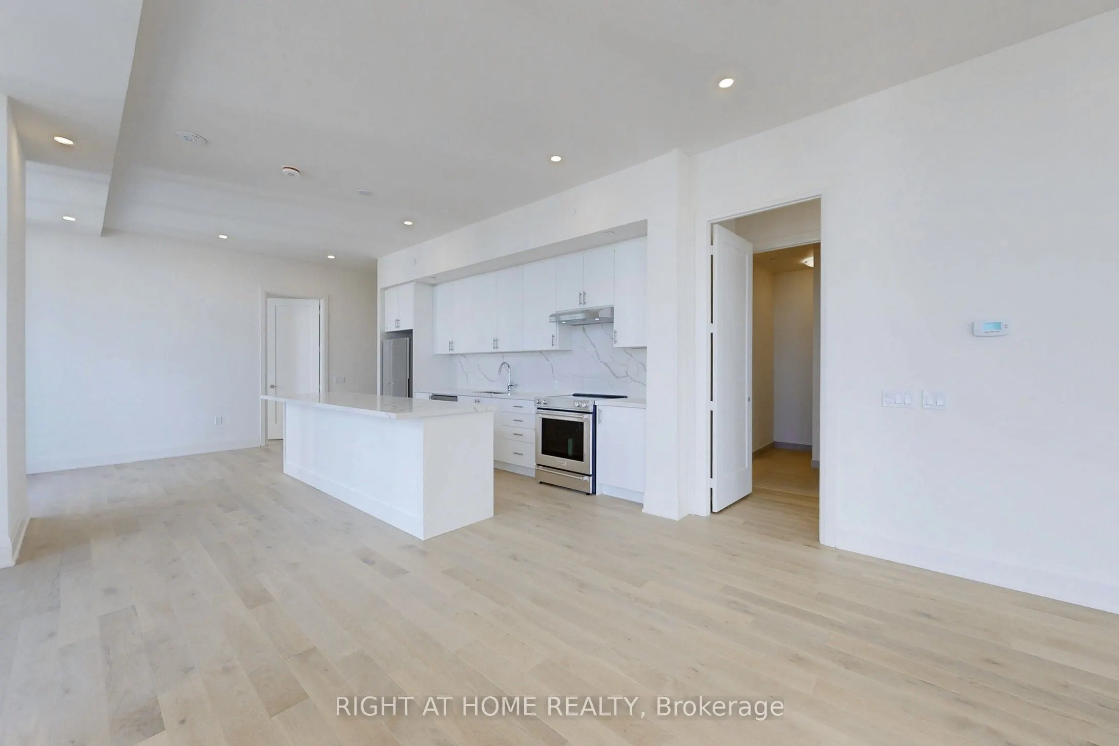 8960 Jane Street, #LPH106