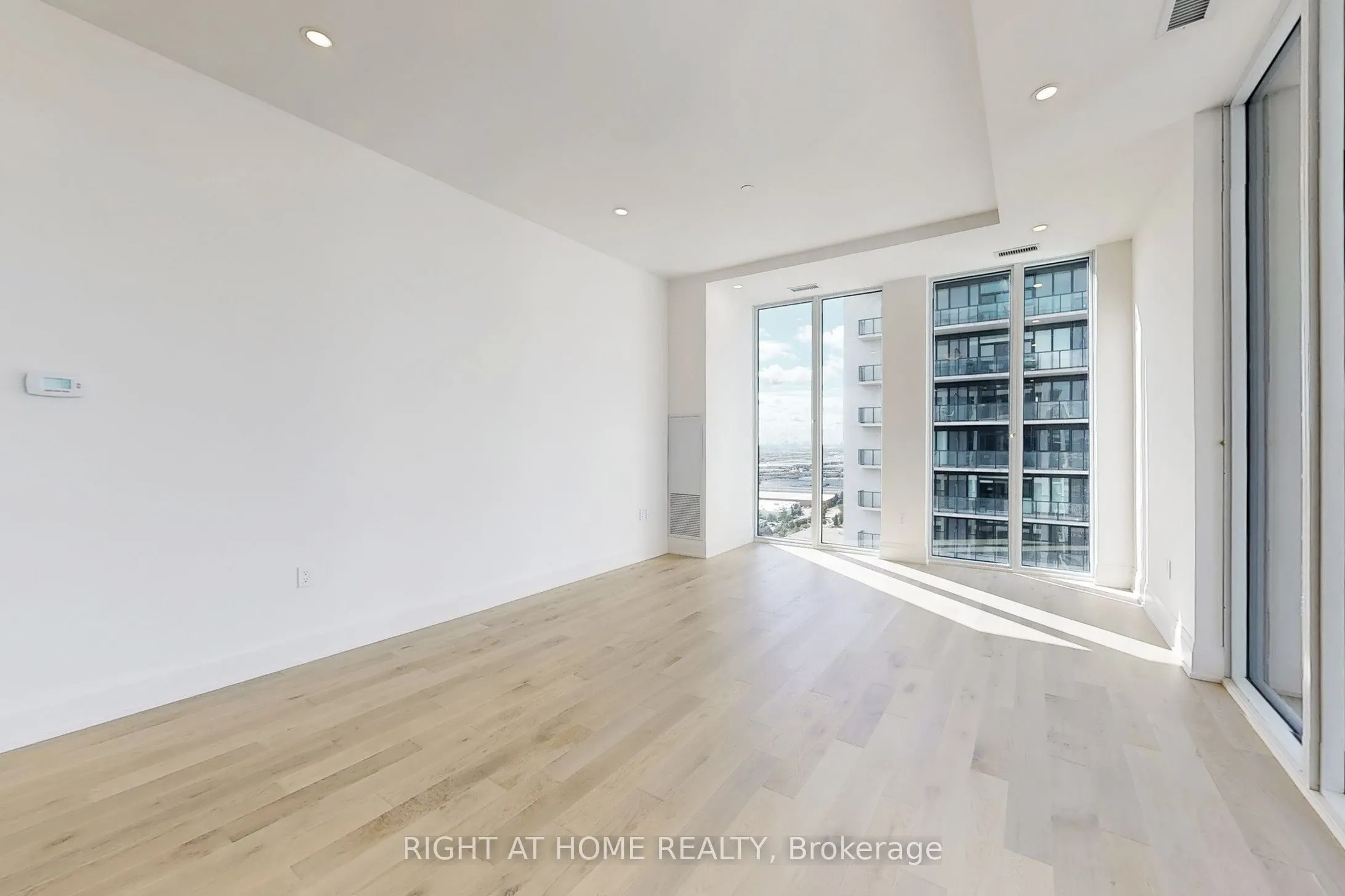 8960 Jane Street, #LPH106