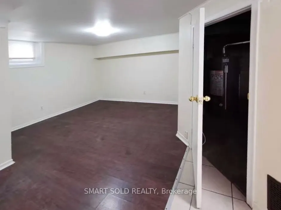 223 Browndale Cres Lower, #2