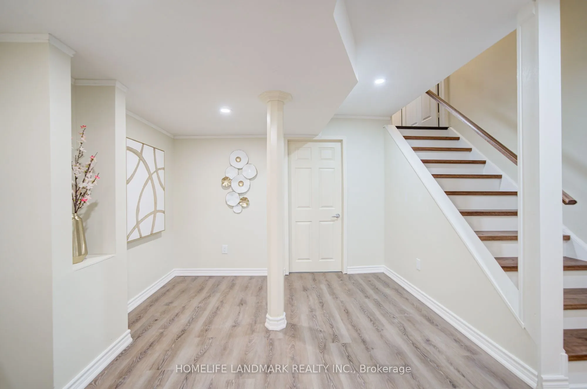 27 Bur Oak Avenue