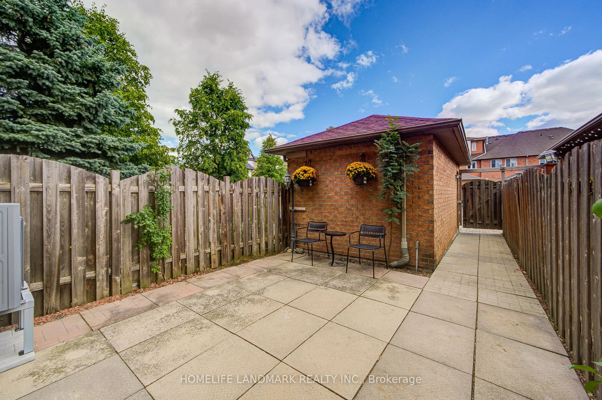 27 Bur Oak Avenue