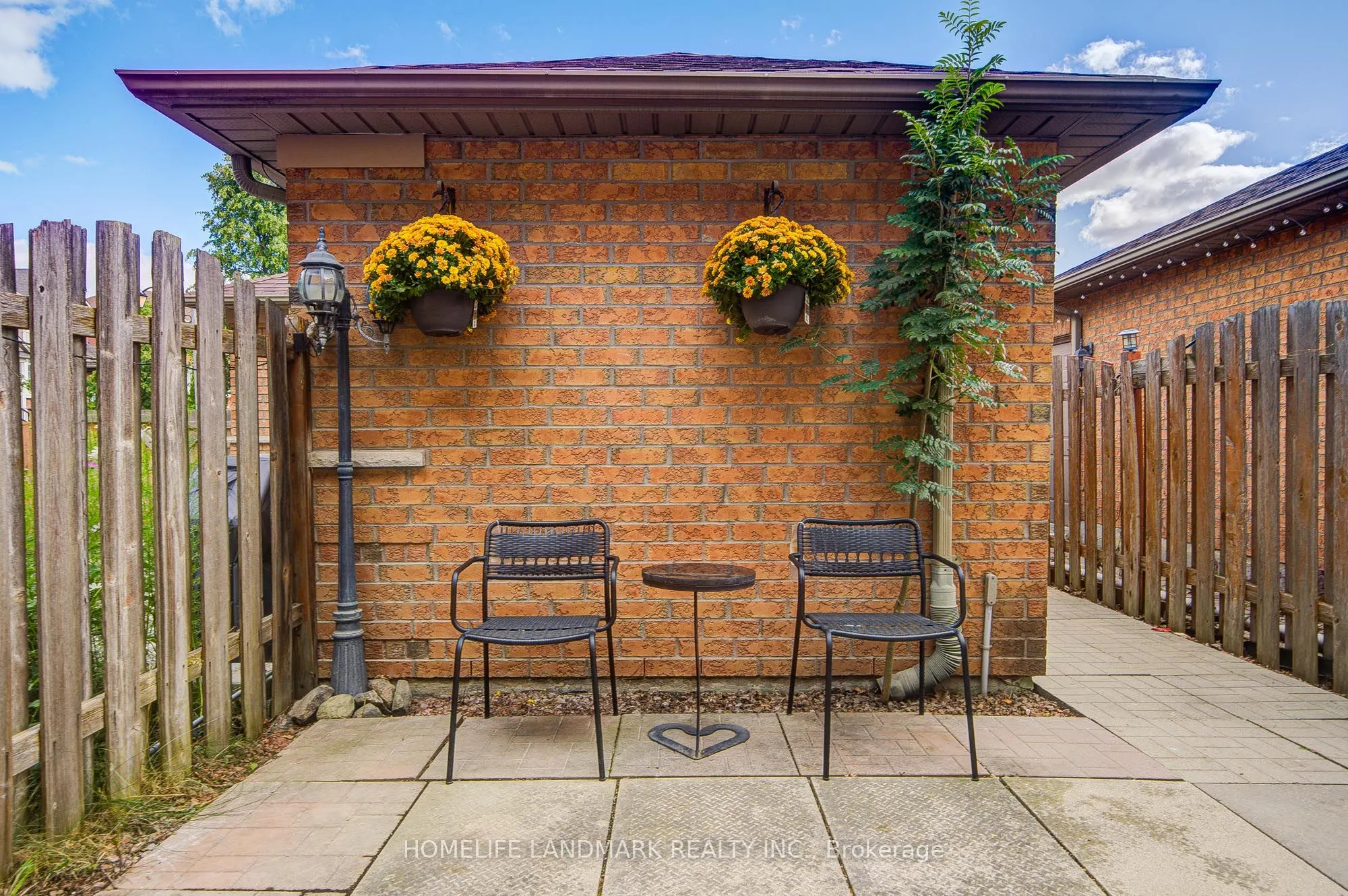 27 Bur Oak Avenue