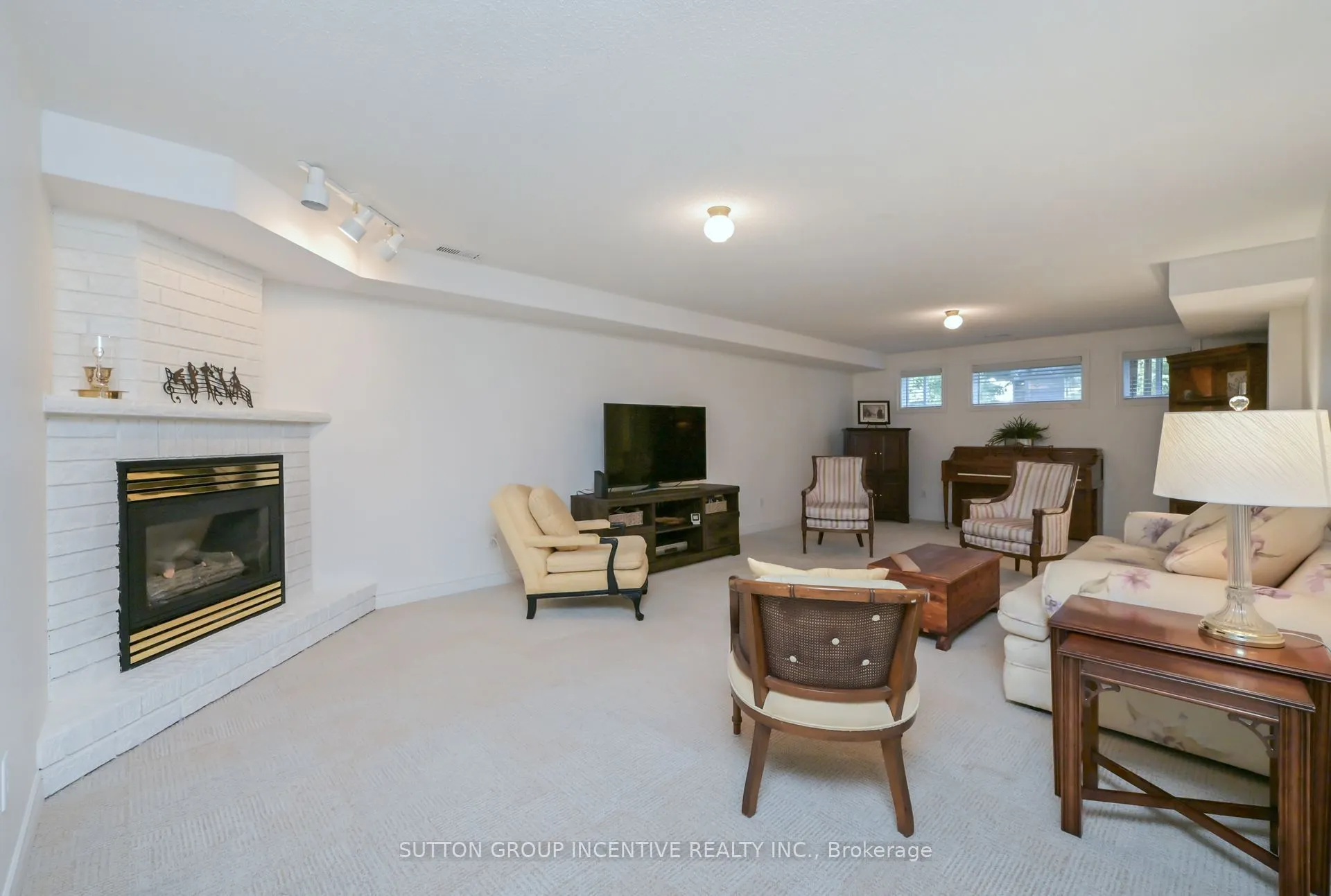 15 SUNSET Boulevard, #8