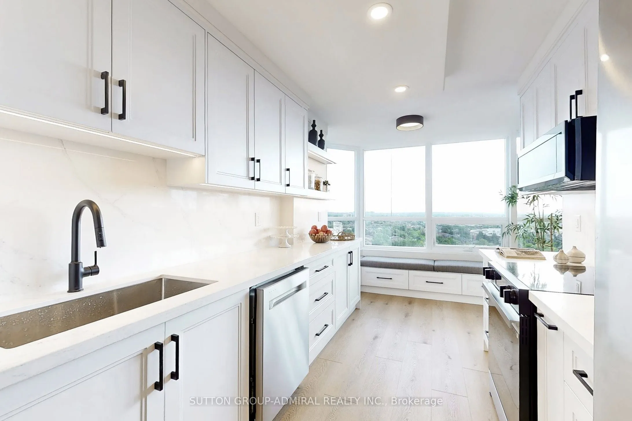 7601 Bathurst Street, #901