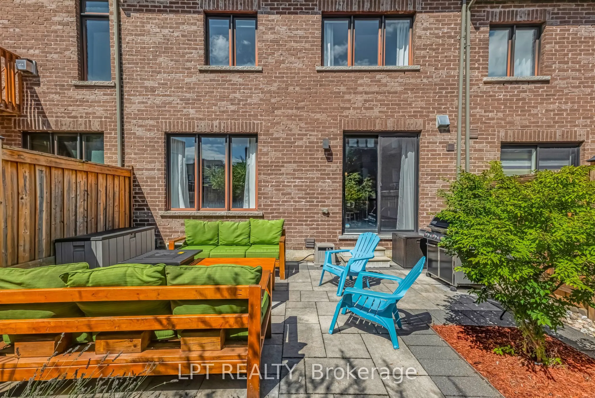 21 Helliwell Crescent