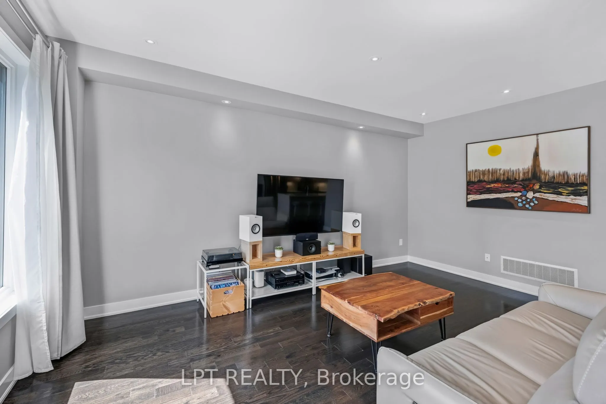 21 Helliwell Crescent