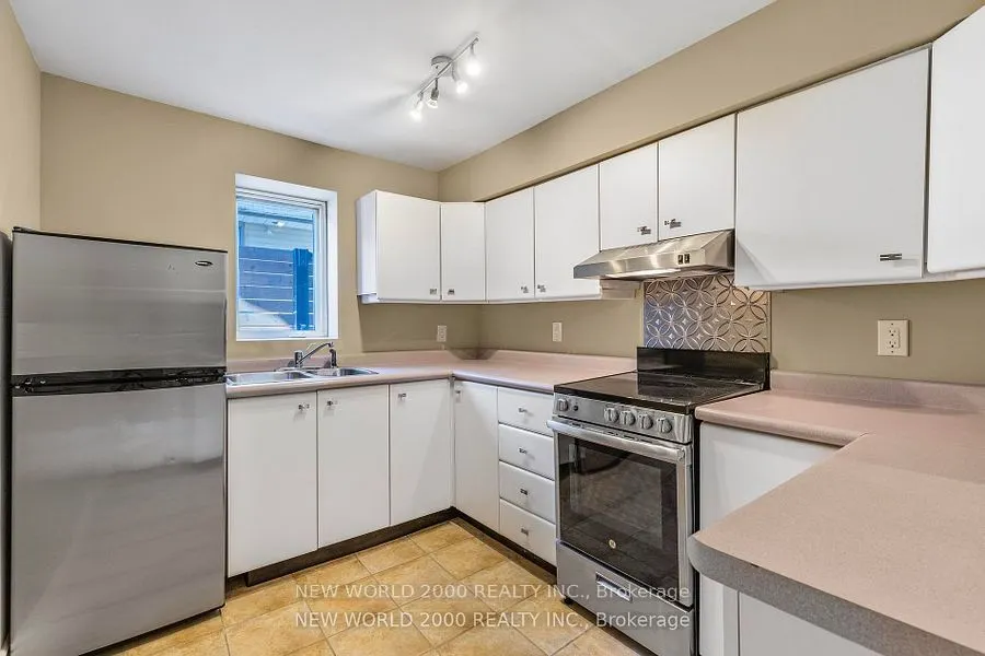 245 Lakeland Crescent
