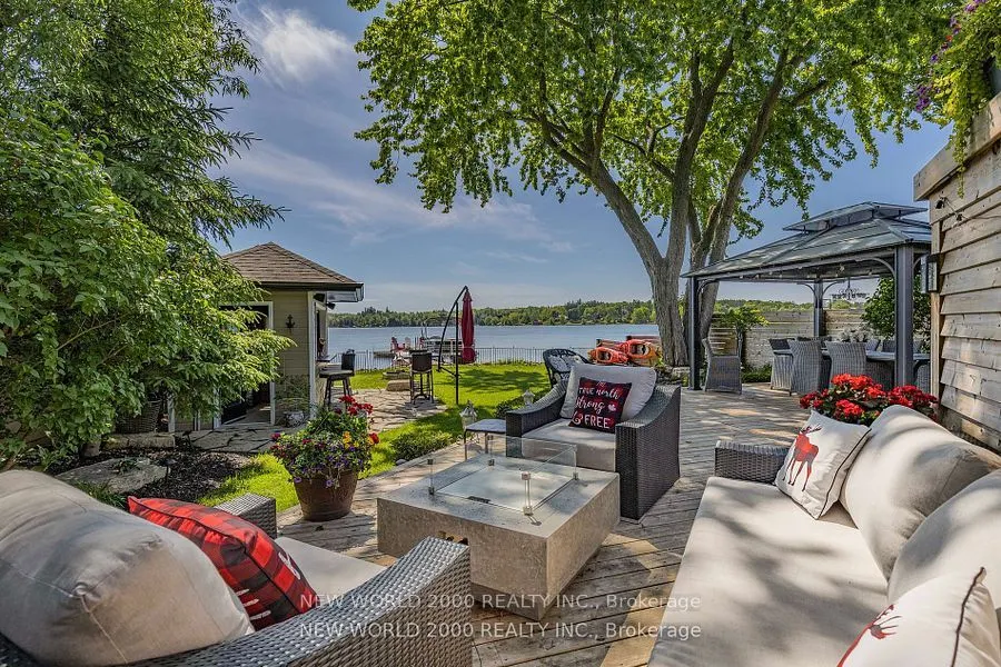 245 Lakeland Crescent