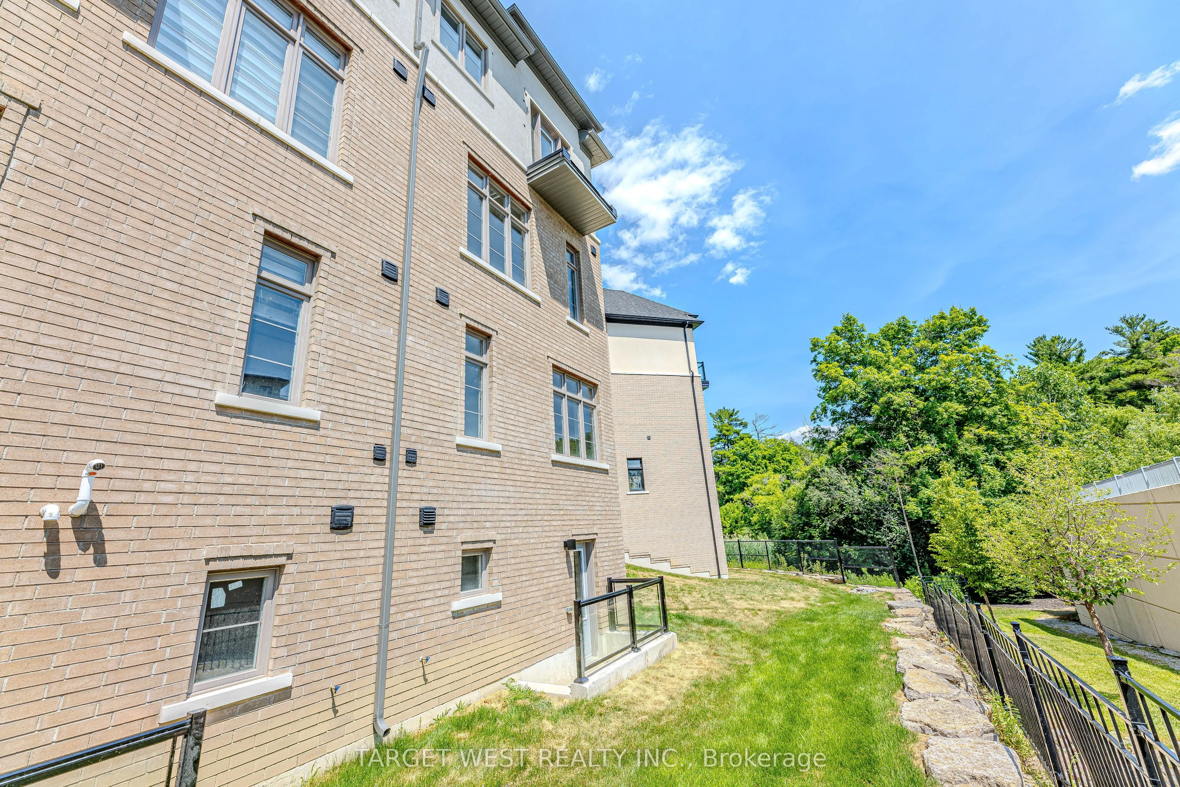 23 Archambault Way
