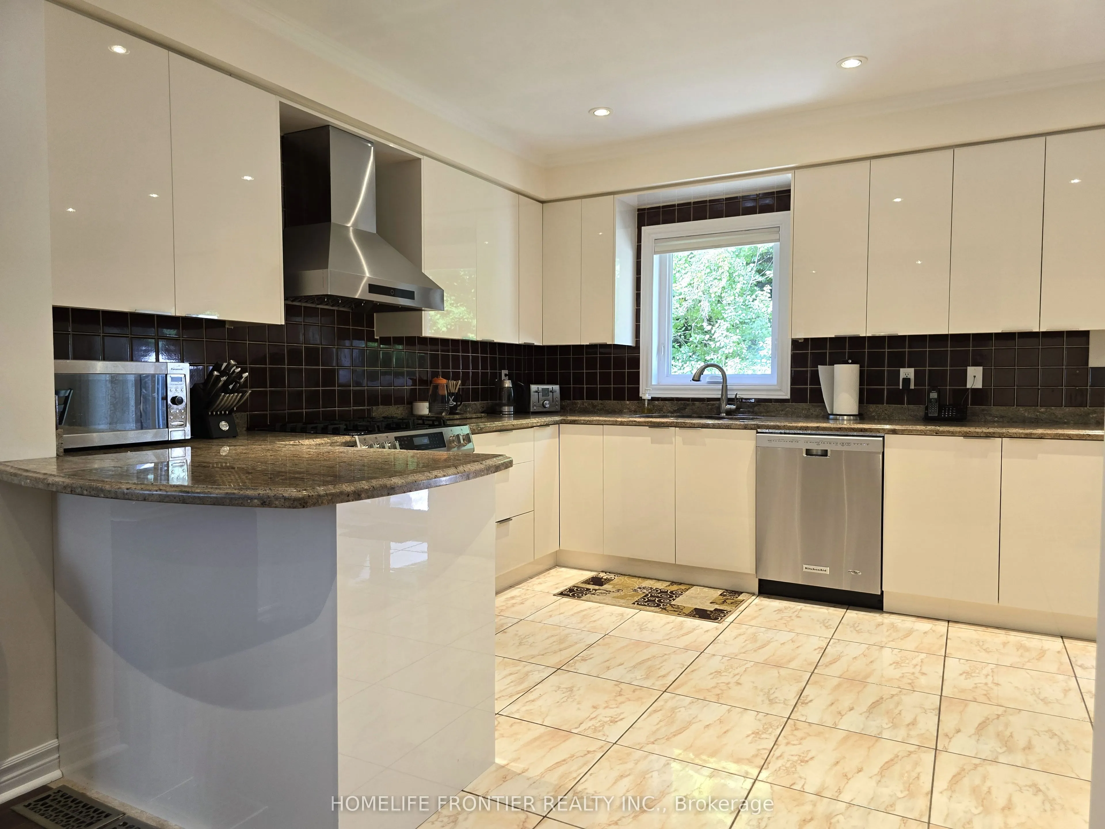 86 Larratt Lane