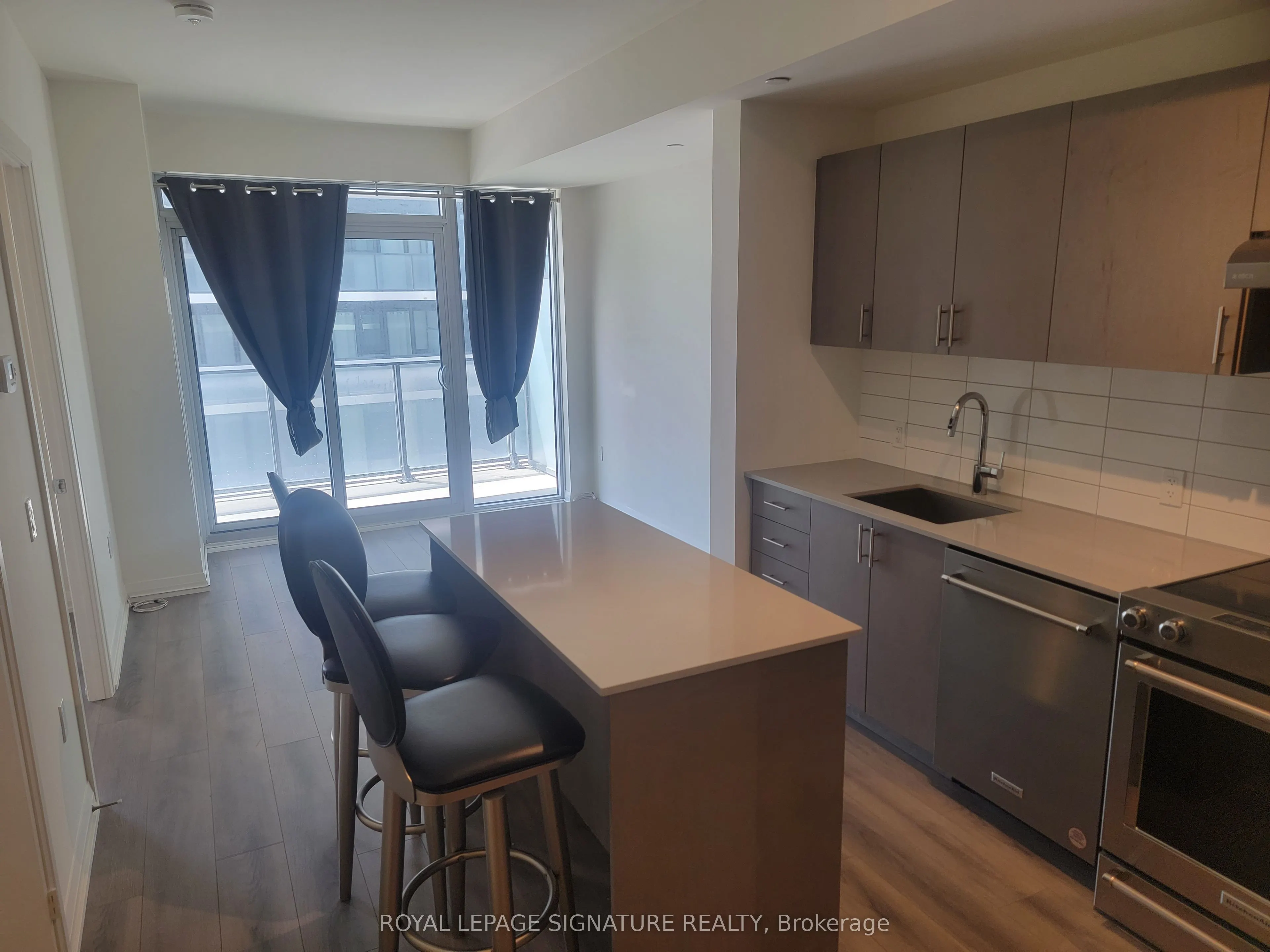 9000 Jane Street, #807