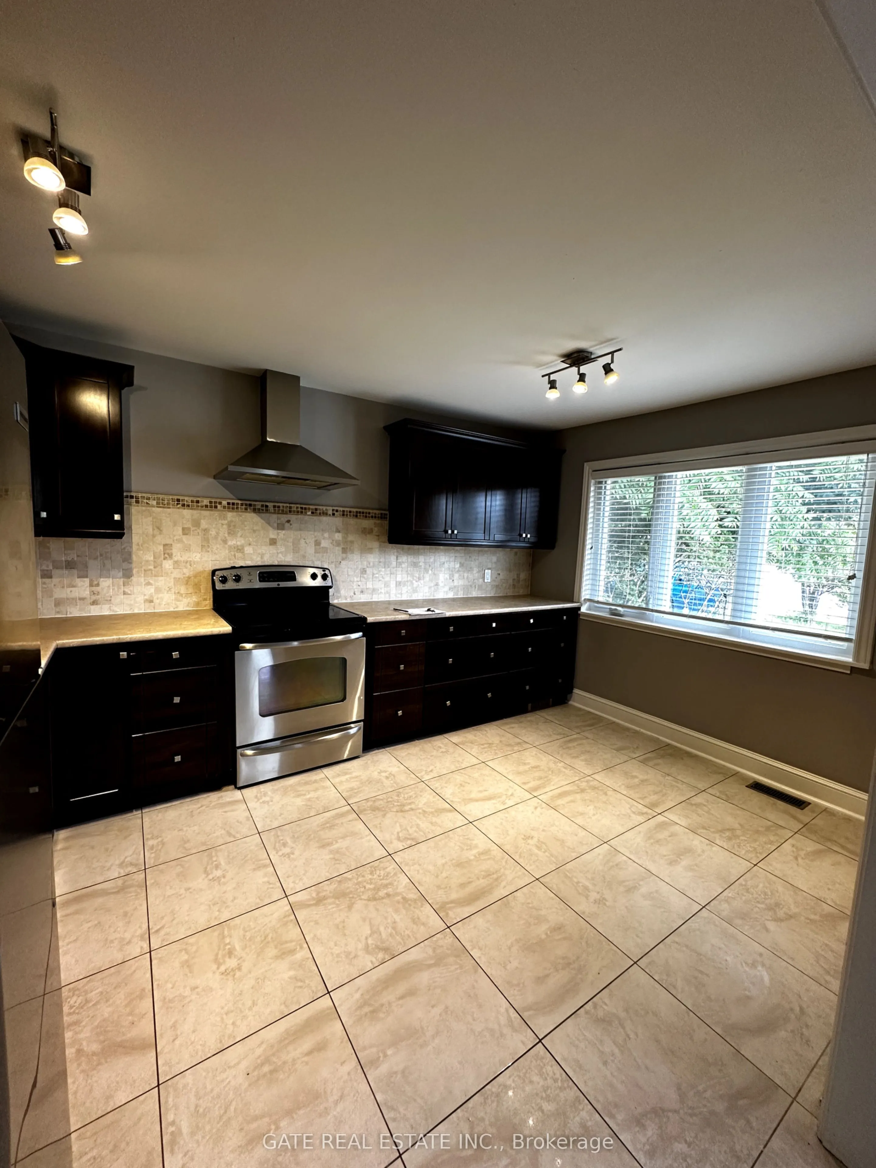 86 Bond Crescent