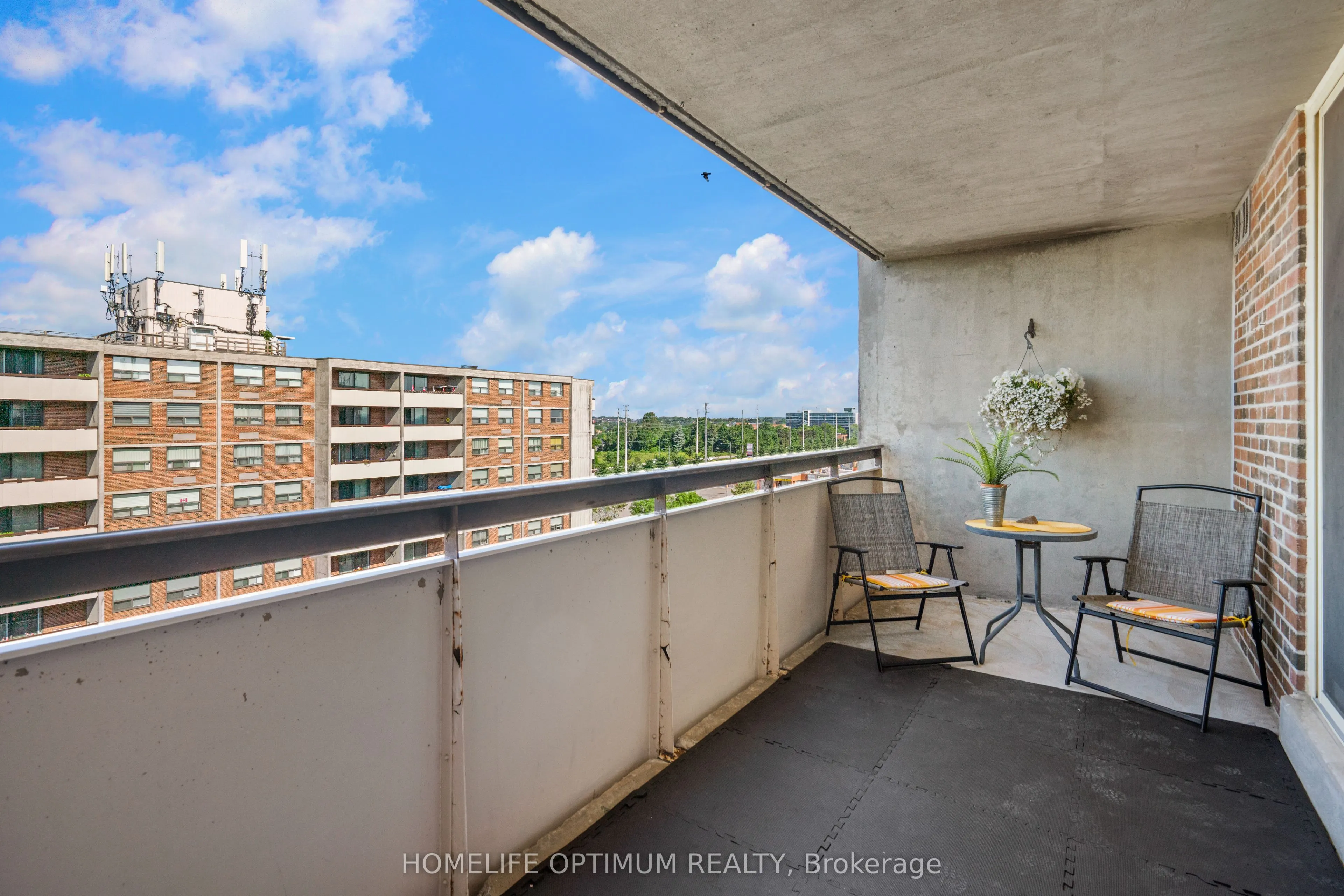 40 William Roe Boulevard W, #910