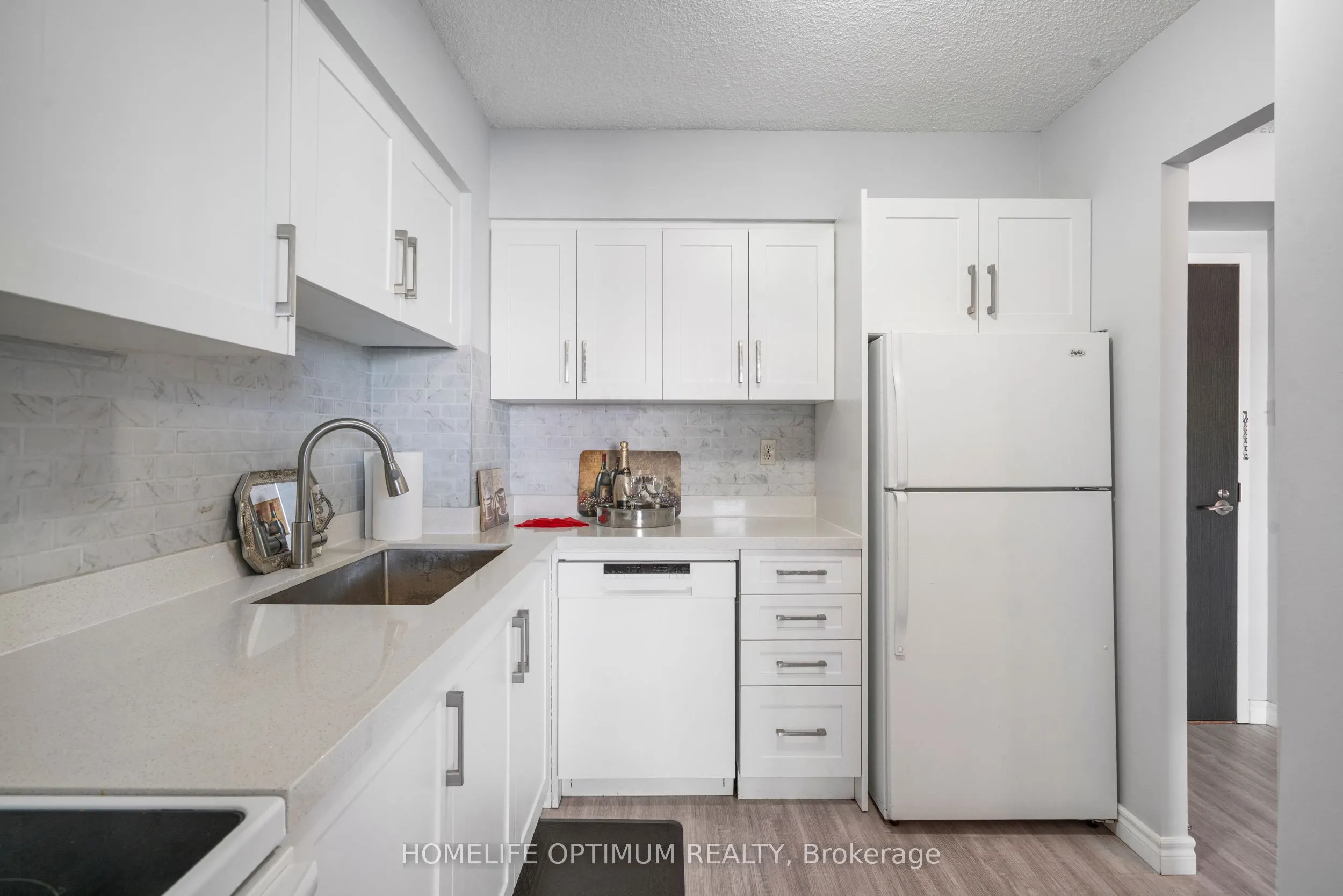 40 William Roe Boulevard W, #910