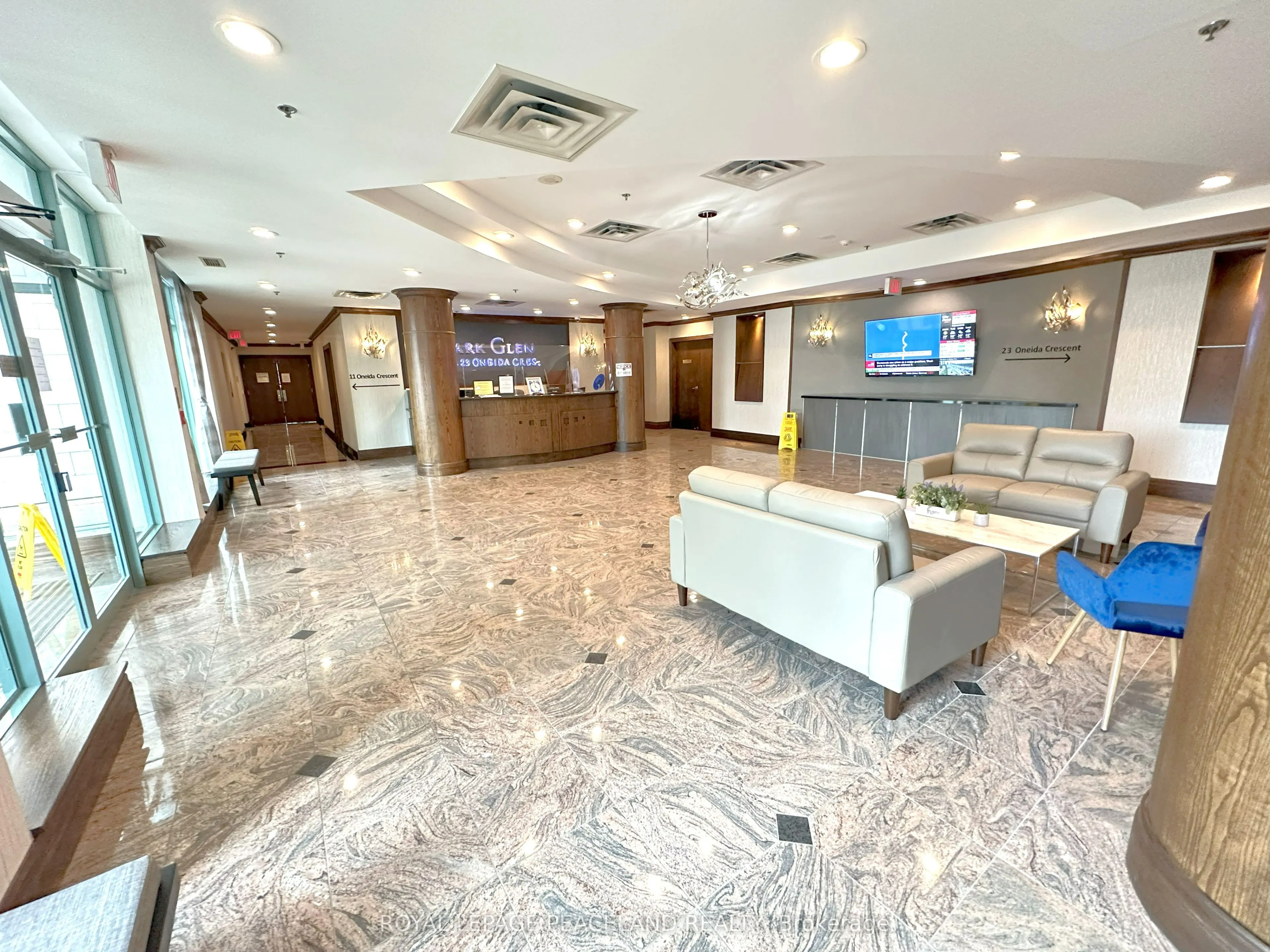 11 Oneida Crescent, #LPH03