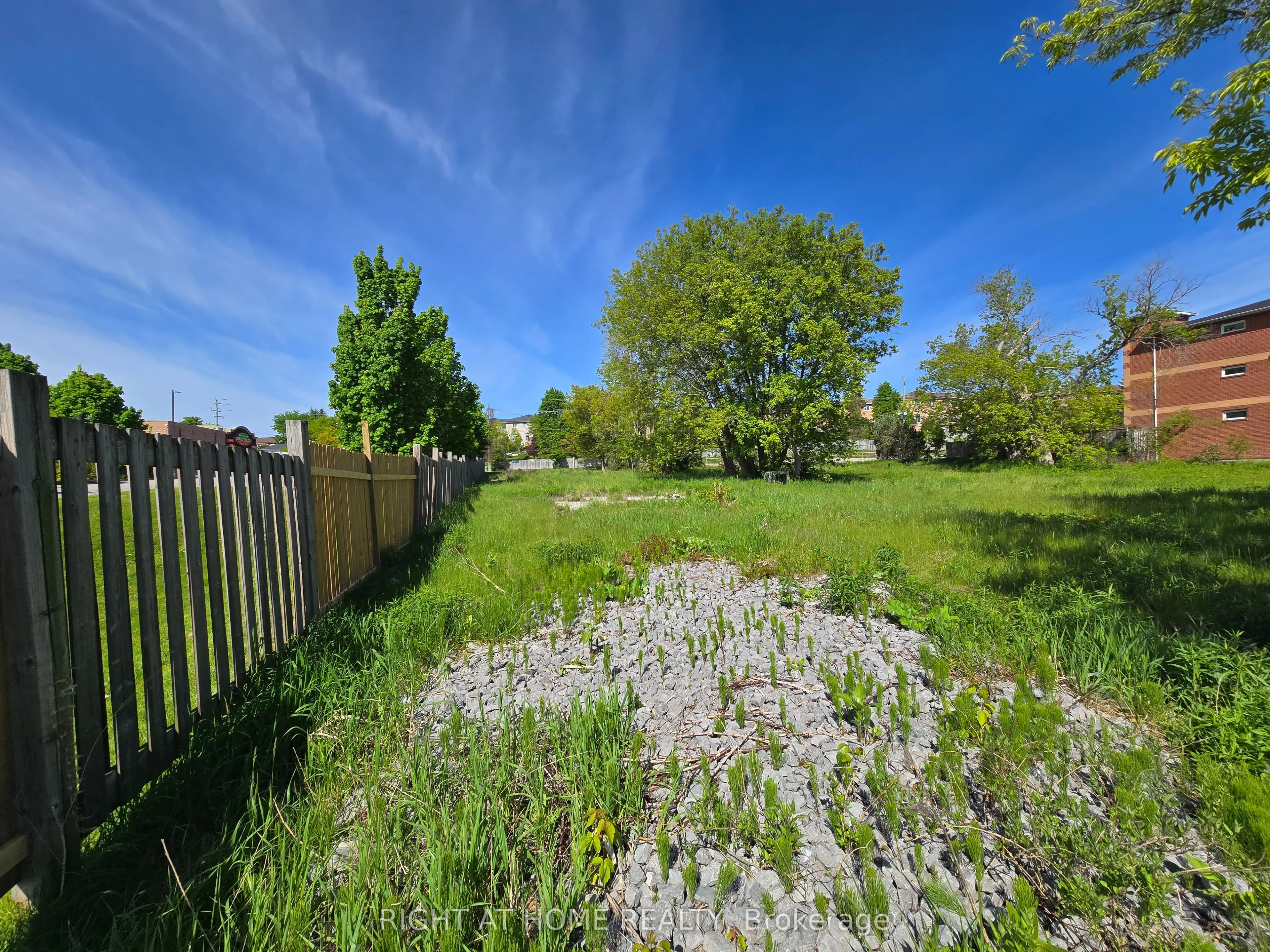 455 The Queensway S