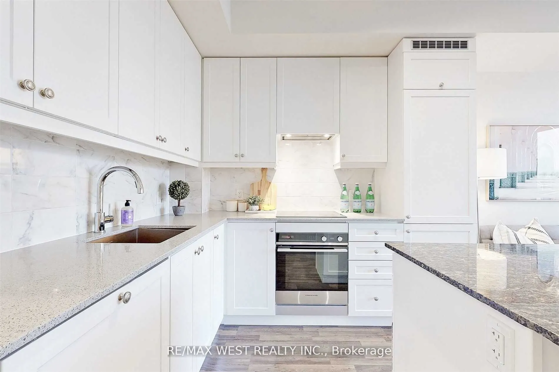 9085 Jane Street, #301