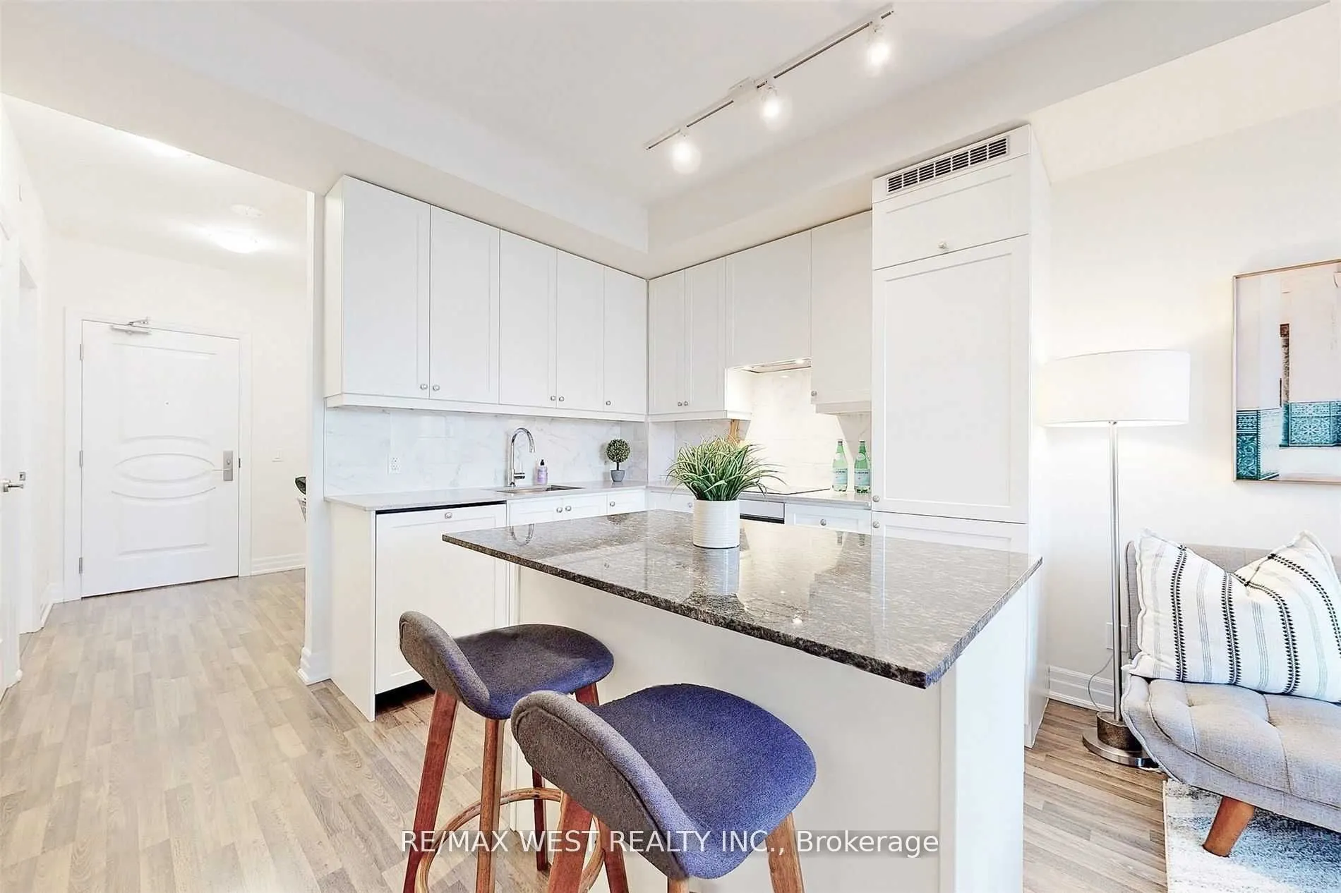 9085 Jane Street, #301