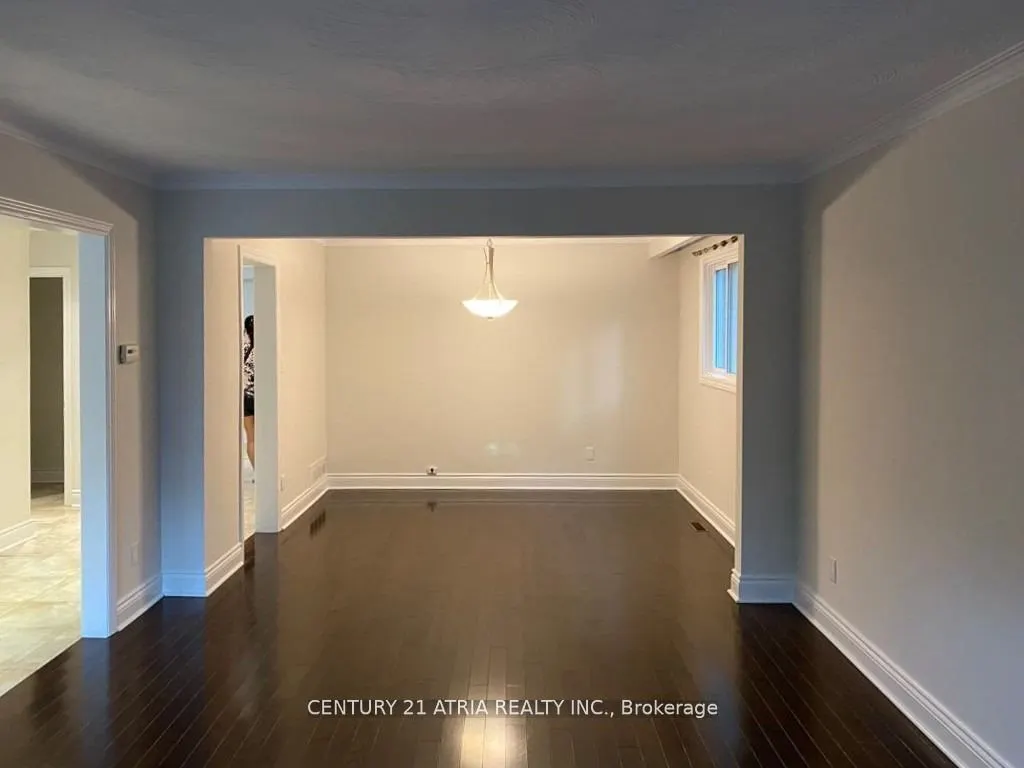 210 Centre Street W