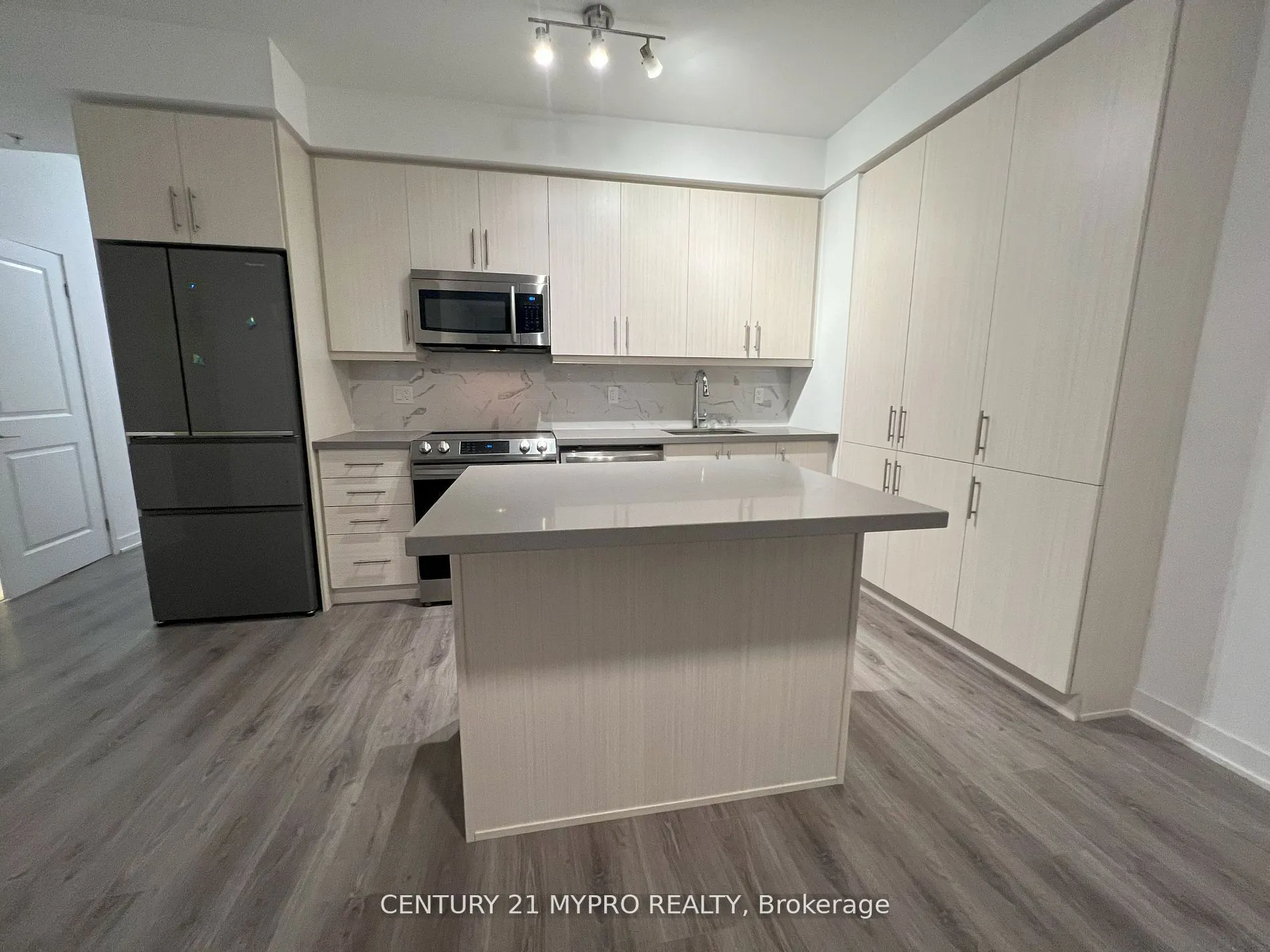 75 Oneida Crescent, #401