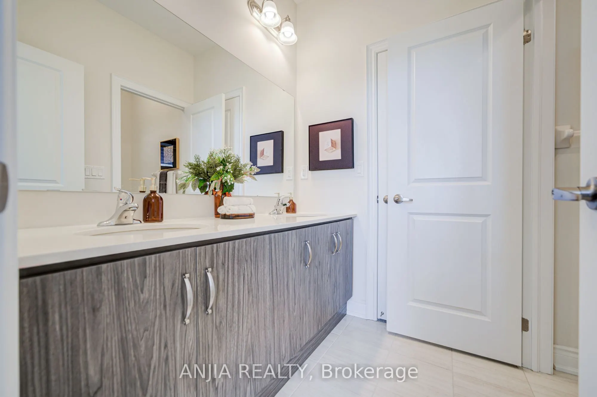 12 Carlinds Crescent