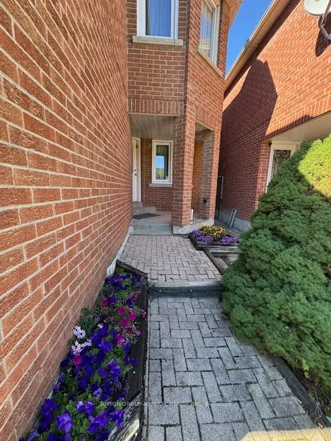 64 Roxborough Lane