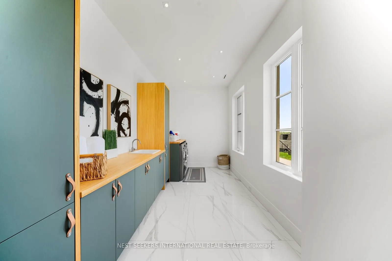 6 Forestave Crescent