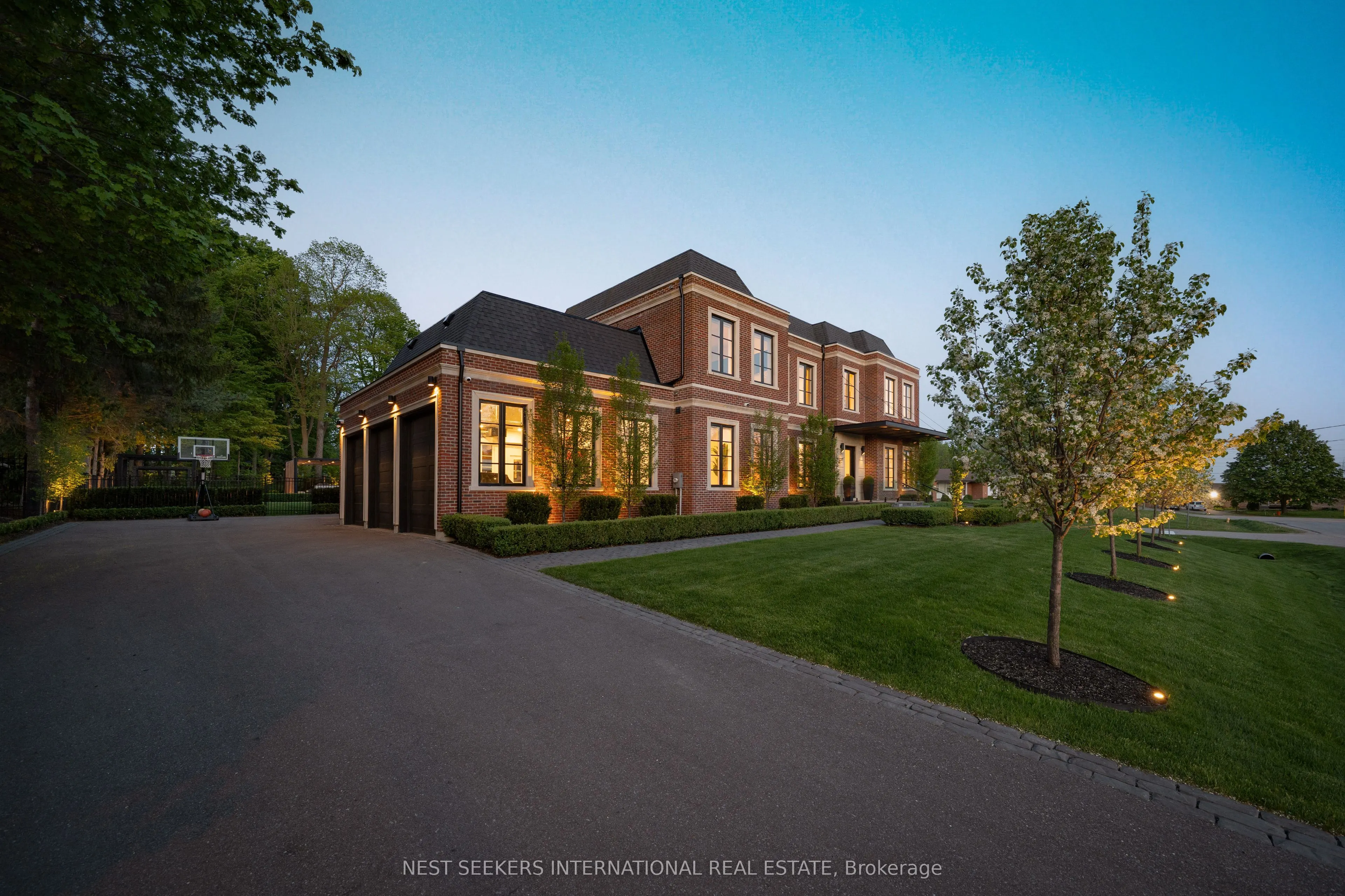 6 Forestave Crescent