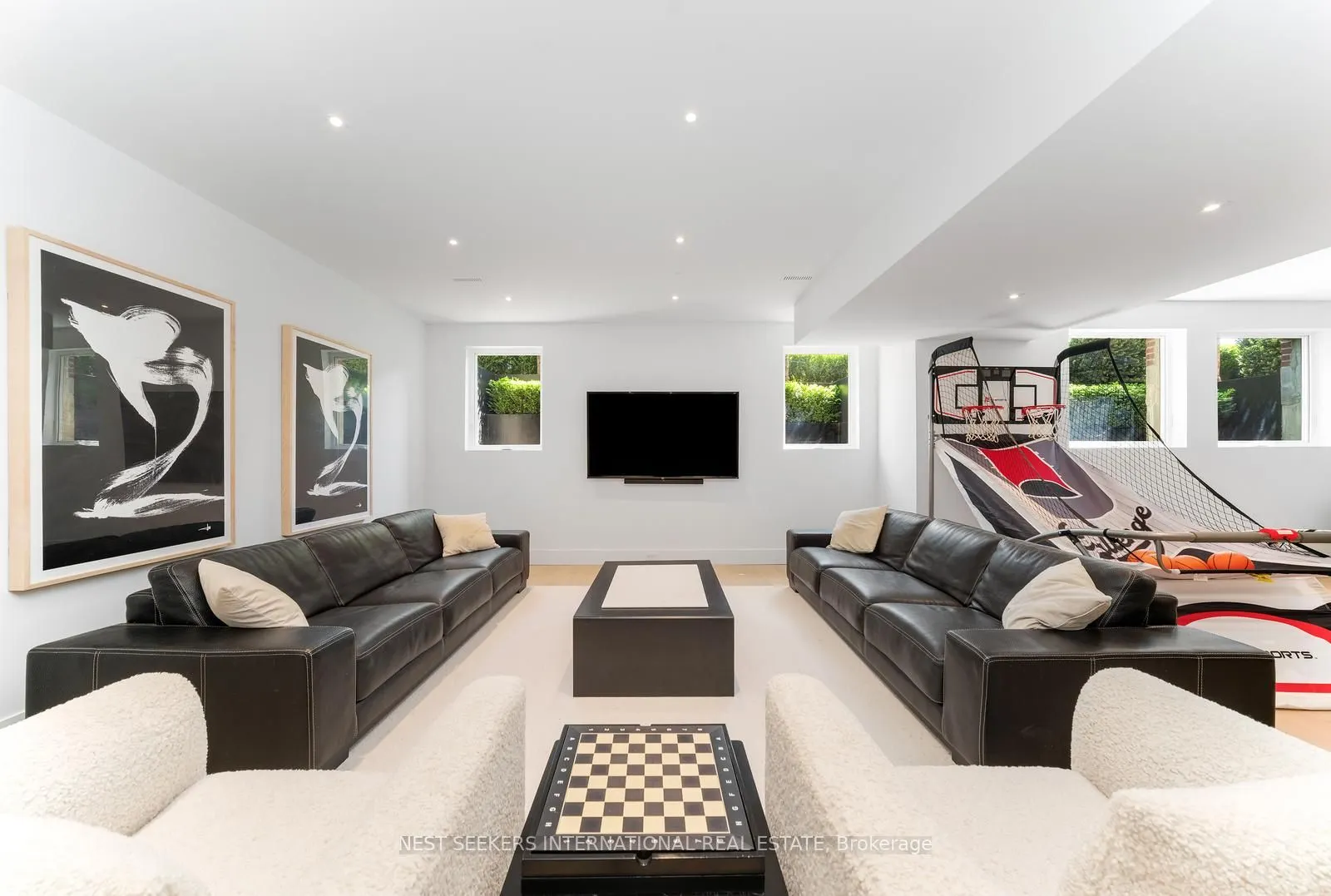 6 Forestave Crescent