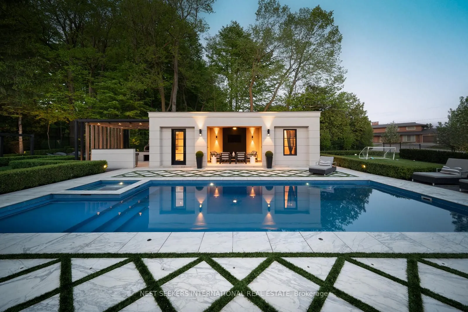 6 Forestave Crescent