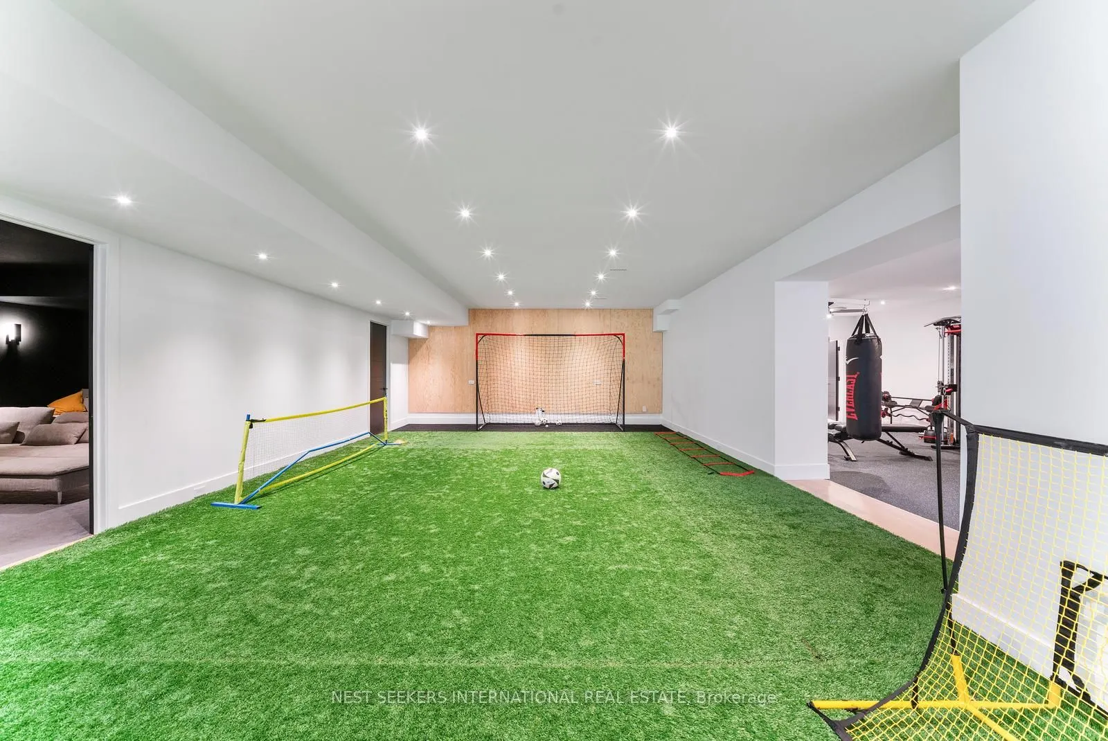 6 Forestave Crescent