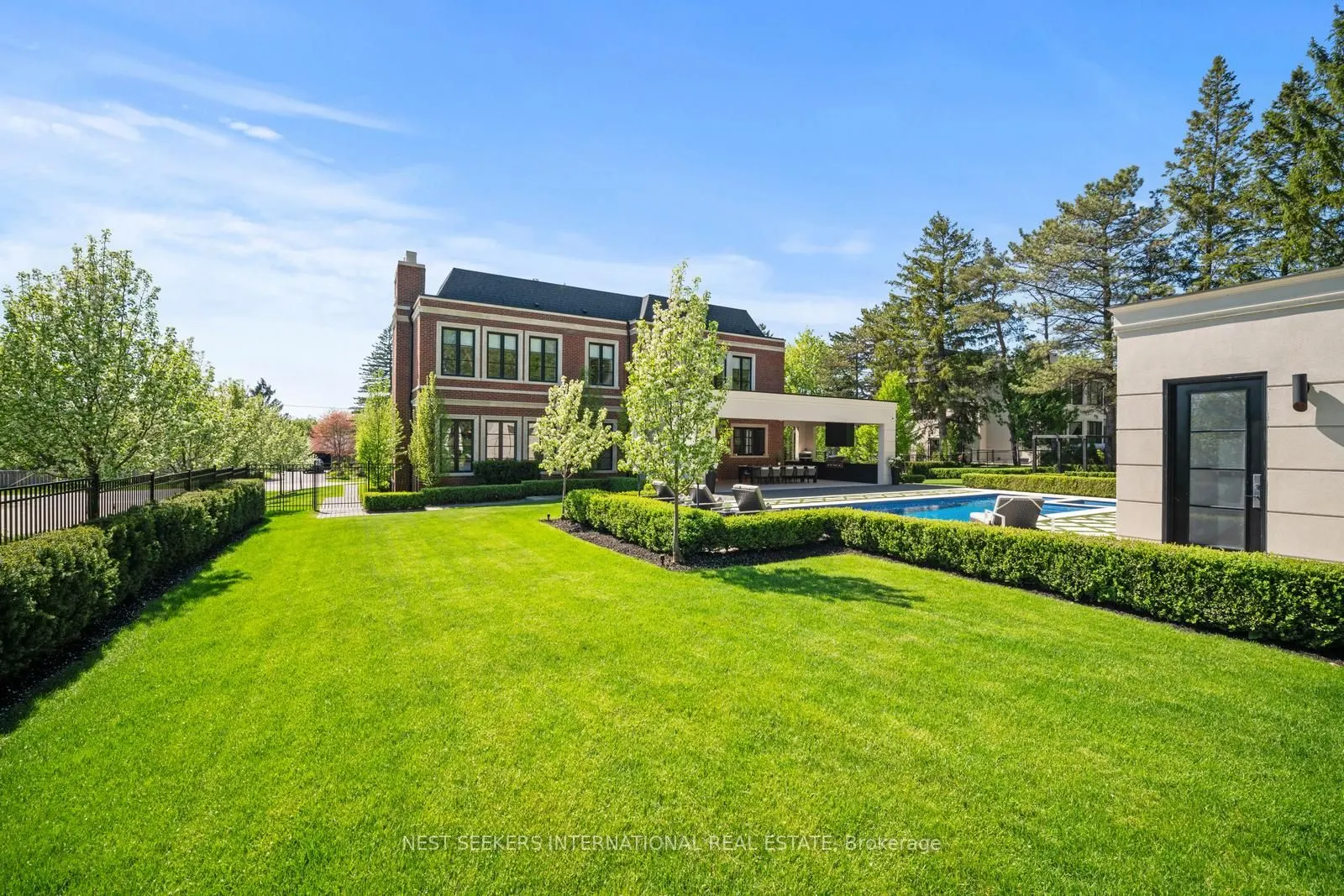 6 Forestave Crescent