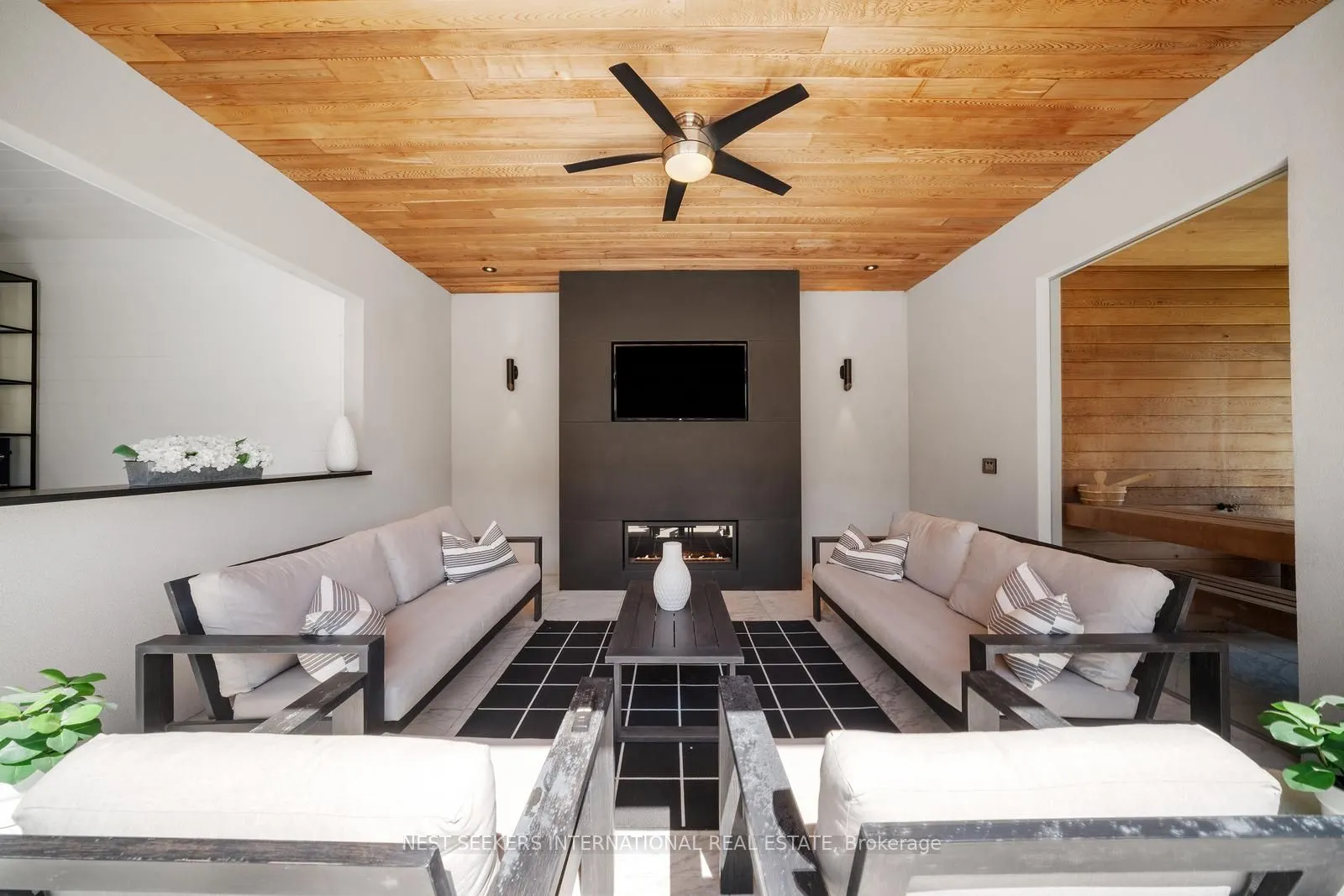 6 Forestave Crescent